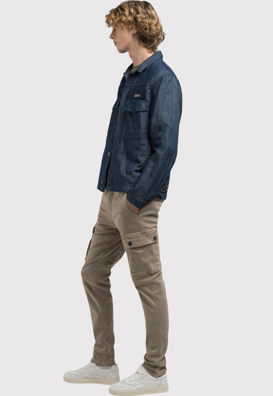 מכנסי קארגו לגברים בצבע בז' עם כיסי צד