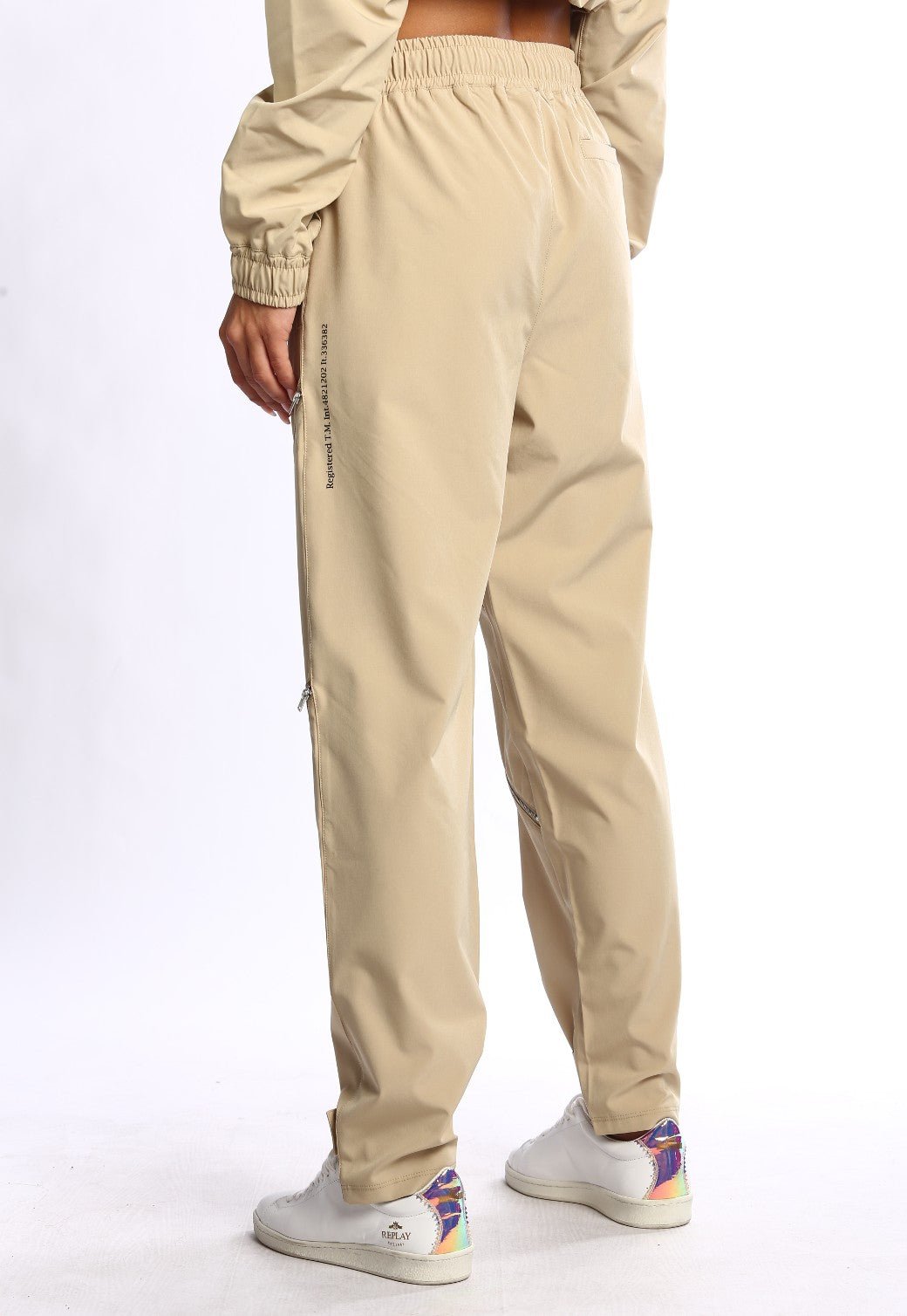 מכנסי ניילון ארוך דוגמת ריץ' רץ' ולוגו קטן בימין | נשים BROWN / S