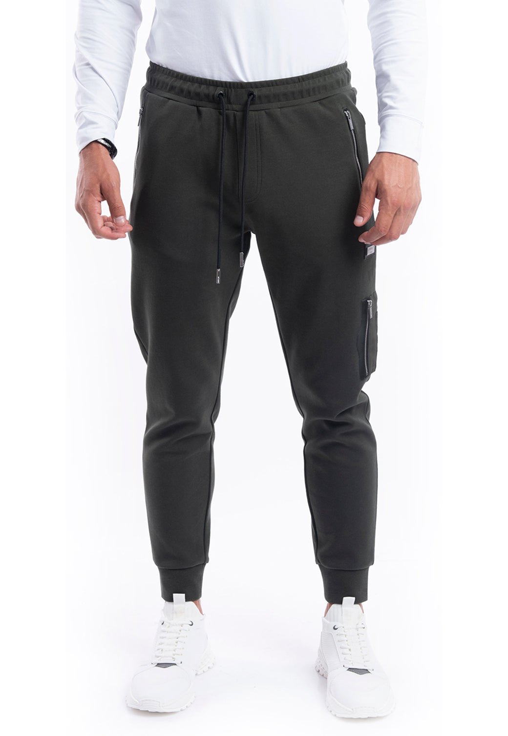 מכנסי בייסיק ארוכים בגזרה פיט לגוף עם ארבעה כיסים מרוכסנים, מותן אלסטית עם שרוך וסיומת ריב בקרסול.| גברים GREEN / L