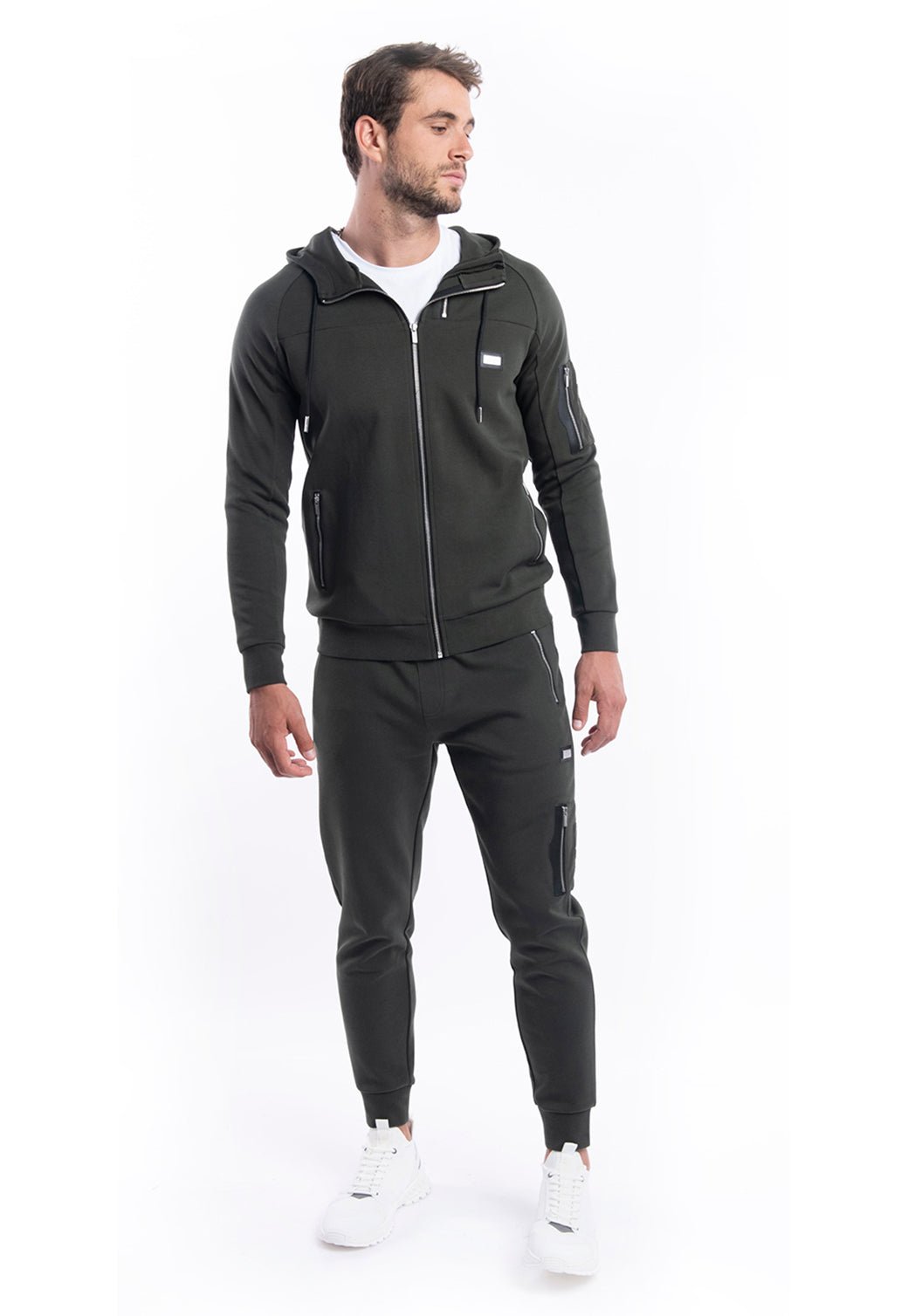 מכנסי בייסיק ארוכים בגזרה פיט לגוף עם ארבעה כיסים מרוכסנים, מותן אלסטית עם שרוך וסיומת ריב בקרסול.| גברים GREEN / L