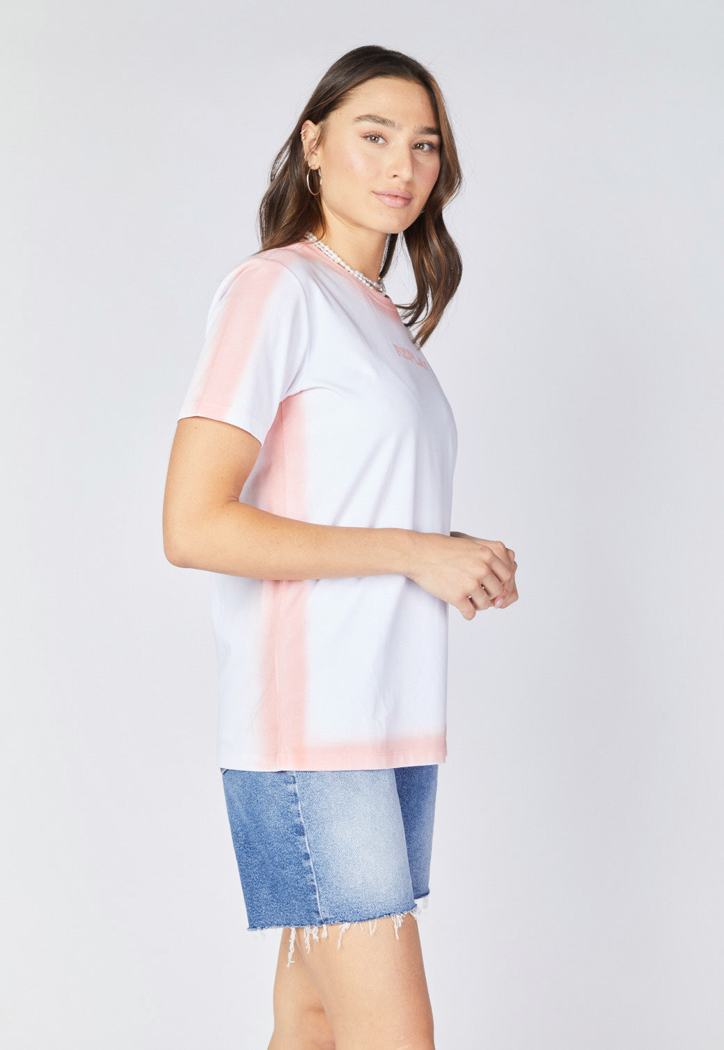 טי שירט קצרה עם לוגו בחזית נשים