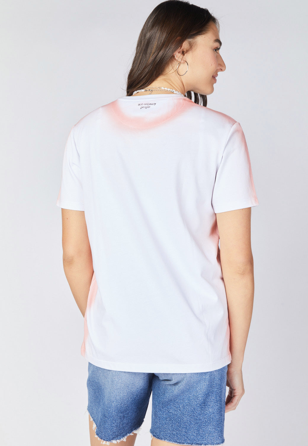 טי שירט קצרה עם לוגו בחזית נשים