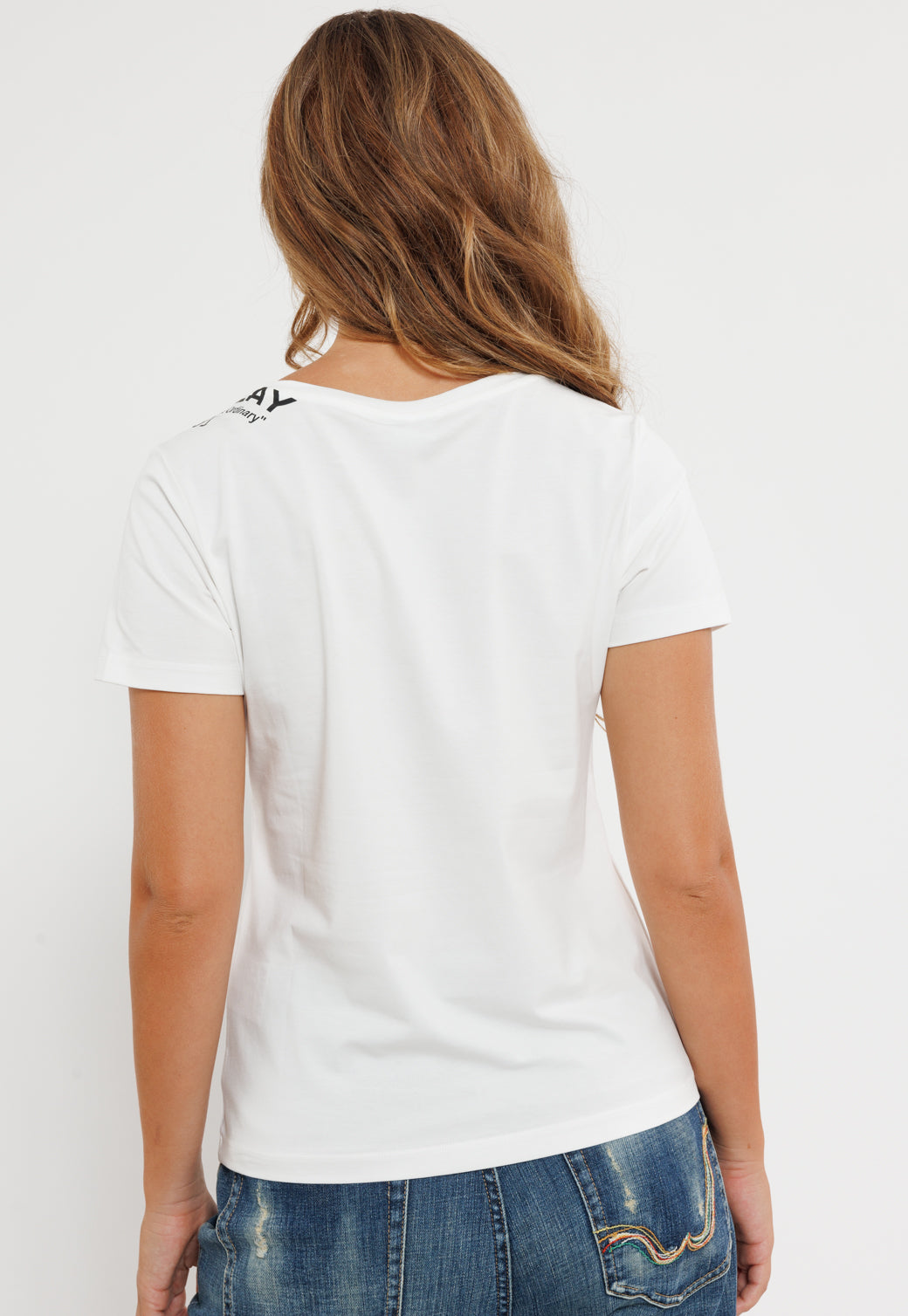 טי-שירט נשים לבנה עם מפתח V והדפס כתף