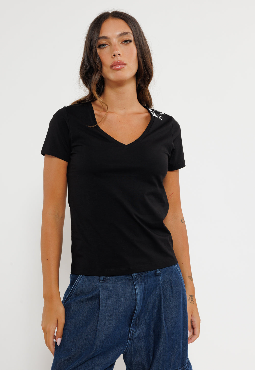 טי-שירט נשים שחורה עם מפתח V והדפס כתף