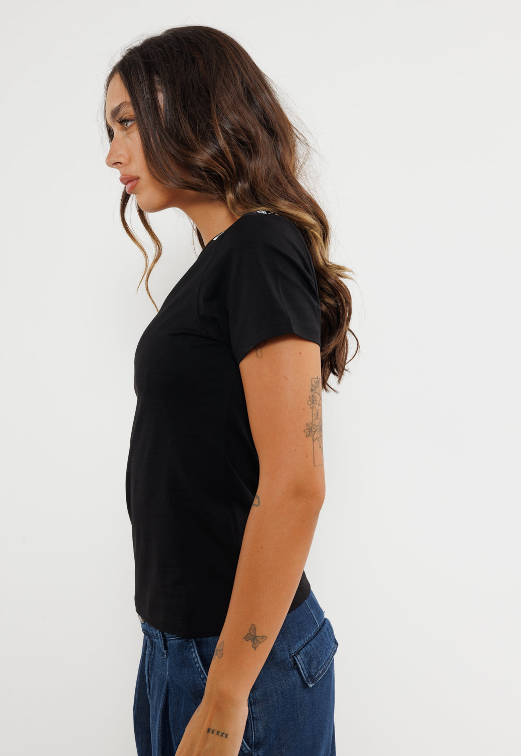 טי-שירט נשים שחורה עם מפתח V והדפס כתף