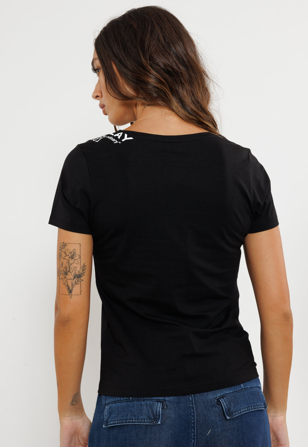 טי-שירט נשים שחורה עם מפתח V והדפס כתף