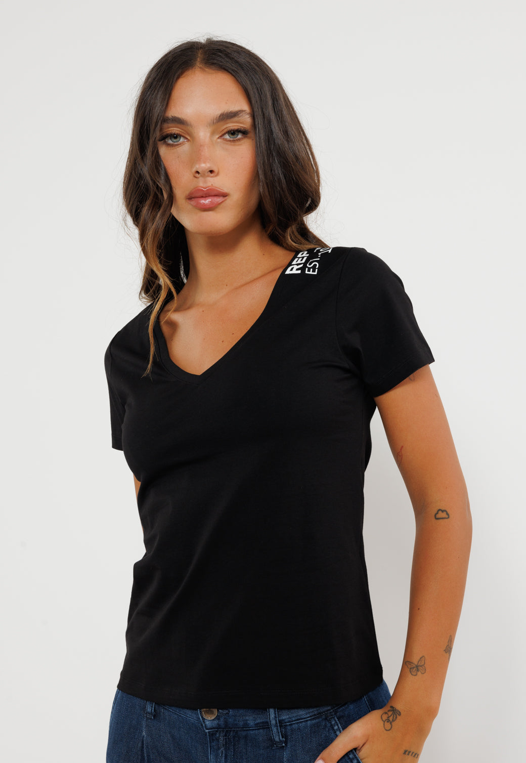 טי-שירט נשים שחורה עם מפתח V והדפס כתף