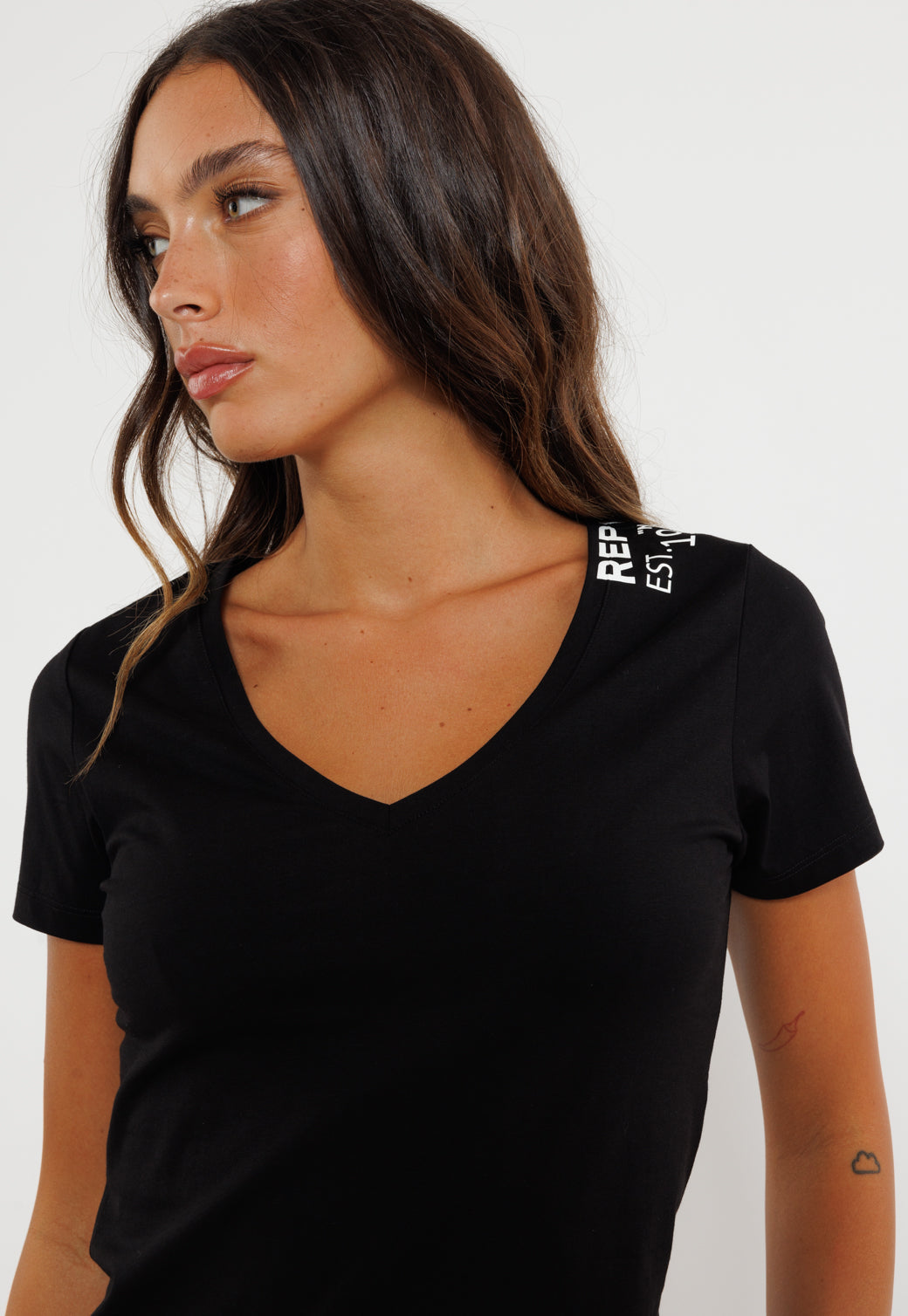 טי-שירט נשים שחורה עם מפתח V והדפס כתף