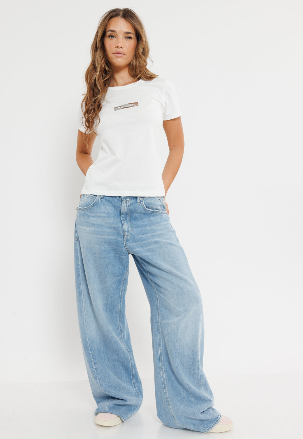 טי שירט לנשים בצבע לבן עם סמל R על החזה