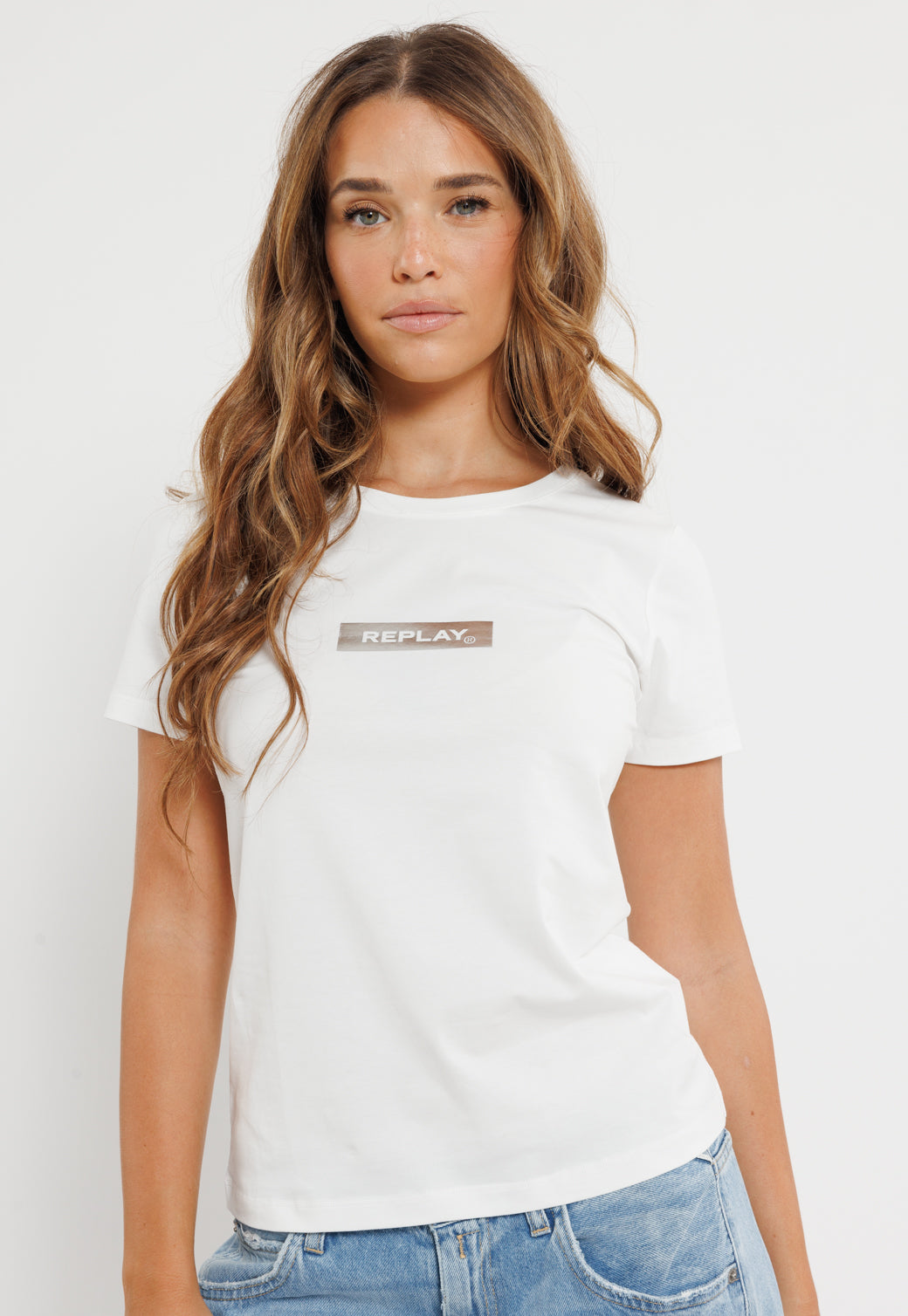 טי שירט לנשים בצבע לבן עם סמל R על החזה