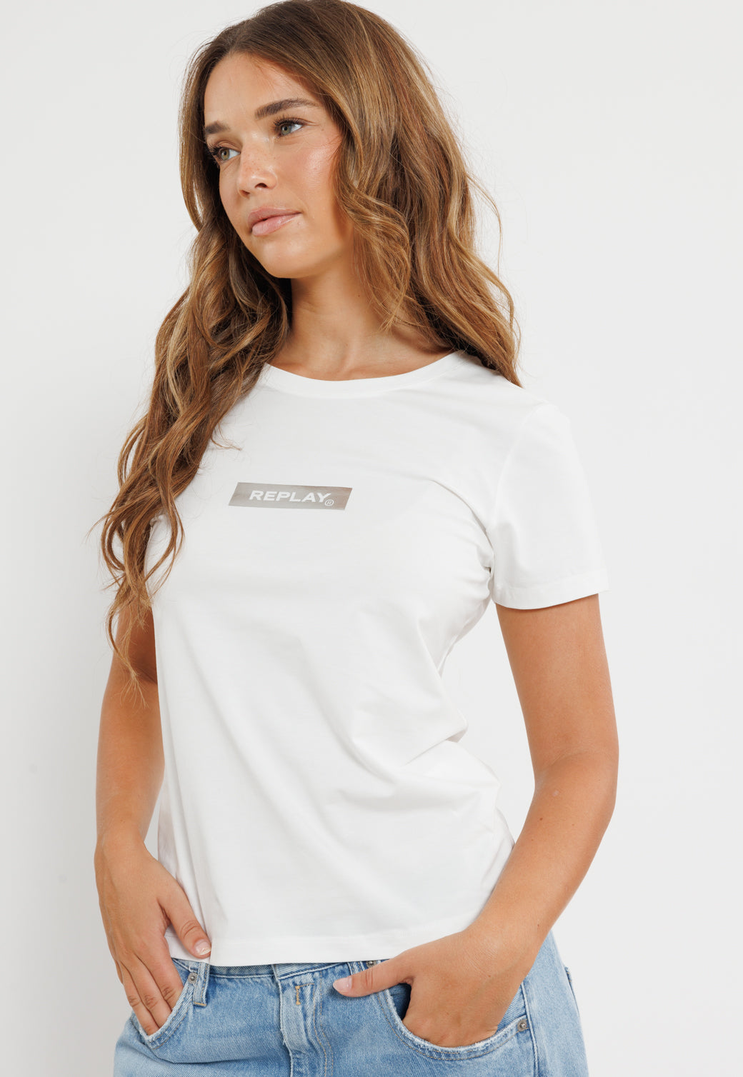 טי שירט לנשים בצבע לבן עם סמל R על החזה