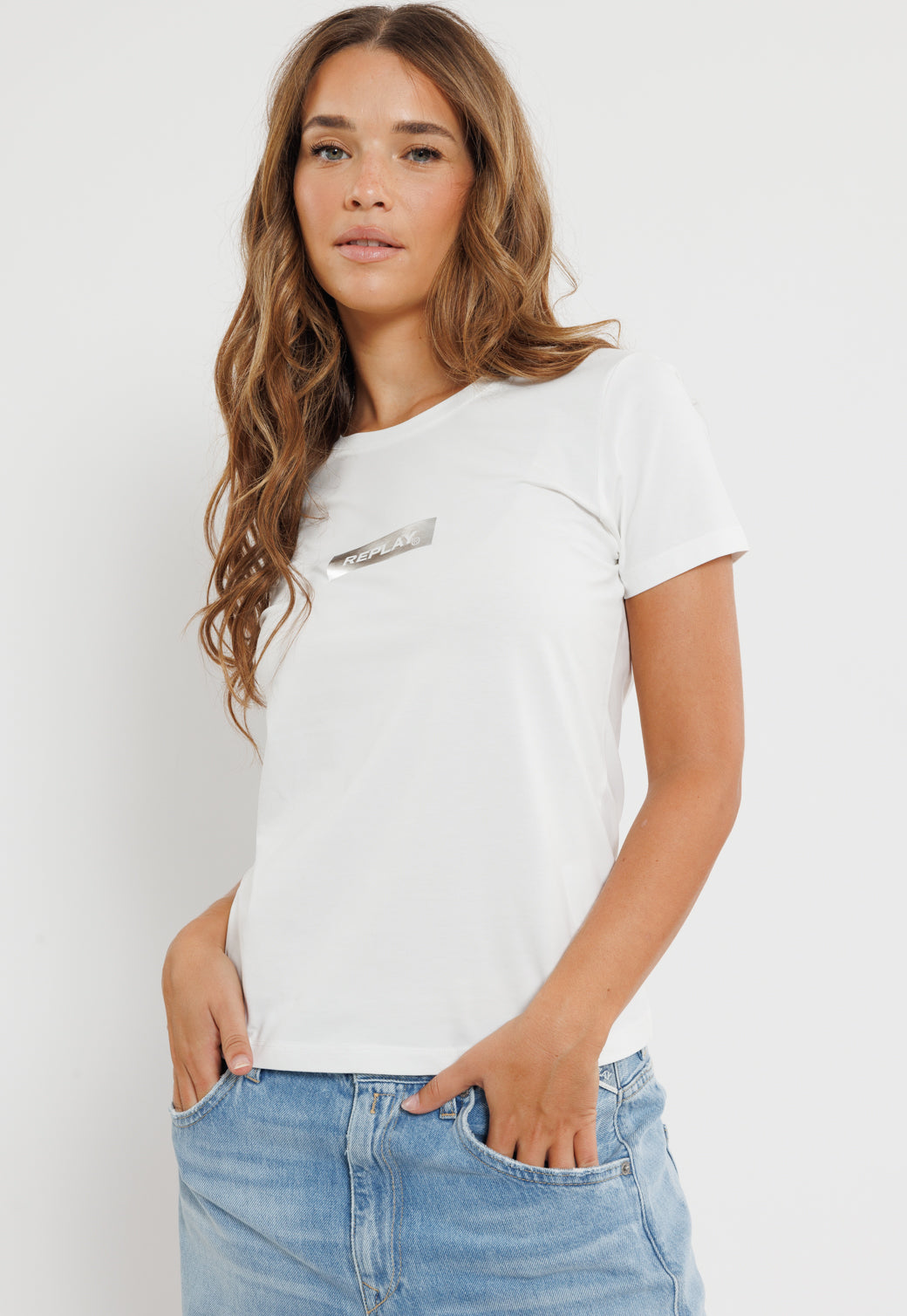 טי שירט לנשים בצבע לבן עם סמל R על החזה