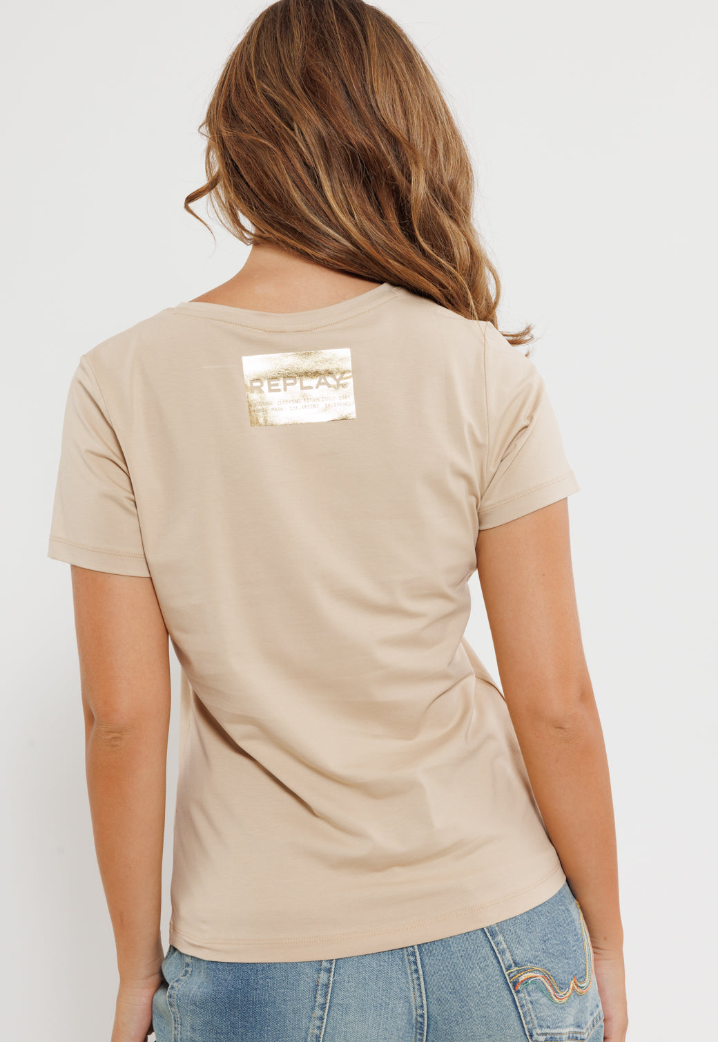 טי שירט לנשים בצבע בז’ עם הדפס לוגו בחזית