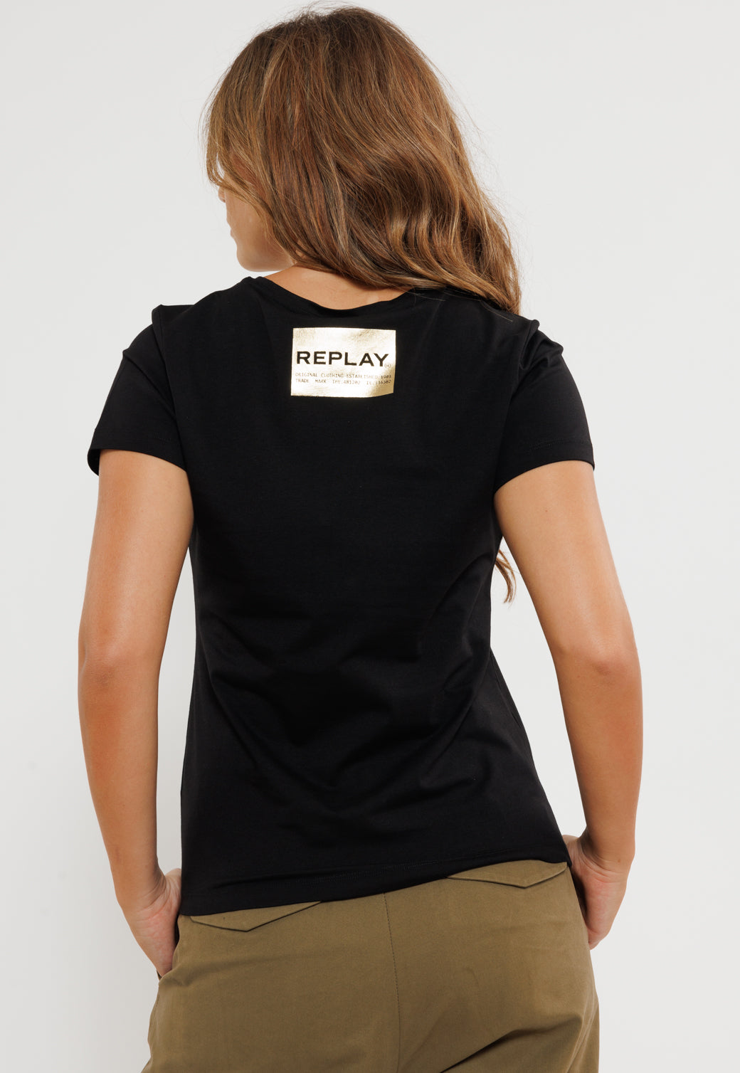 טי שירט לנשים בצבע שחור עם הדפס לוגו מוזהב