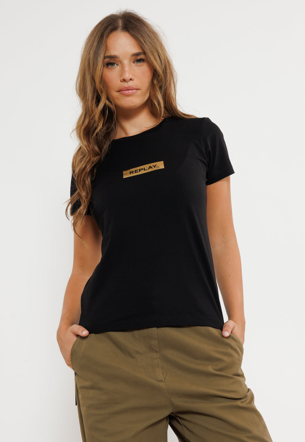 טי שירט נשים שחורה עם לוגו זהב על החזה