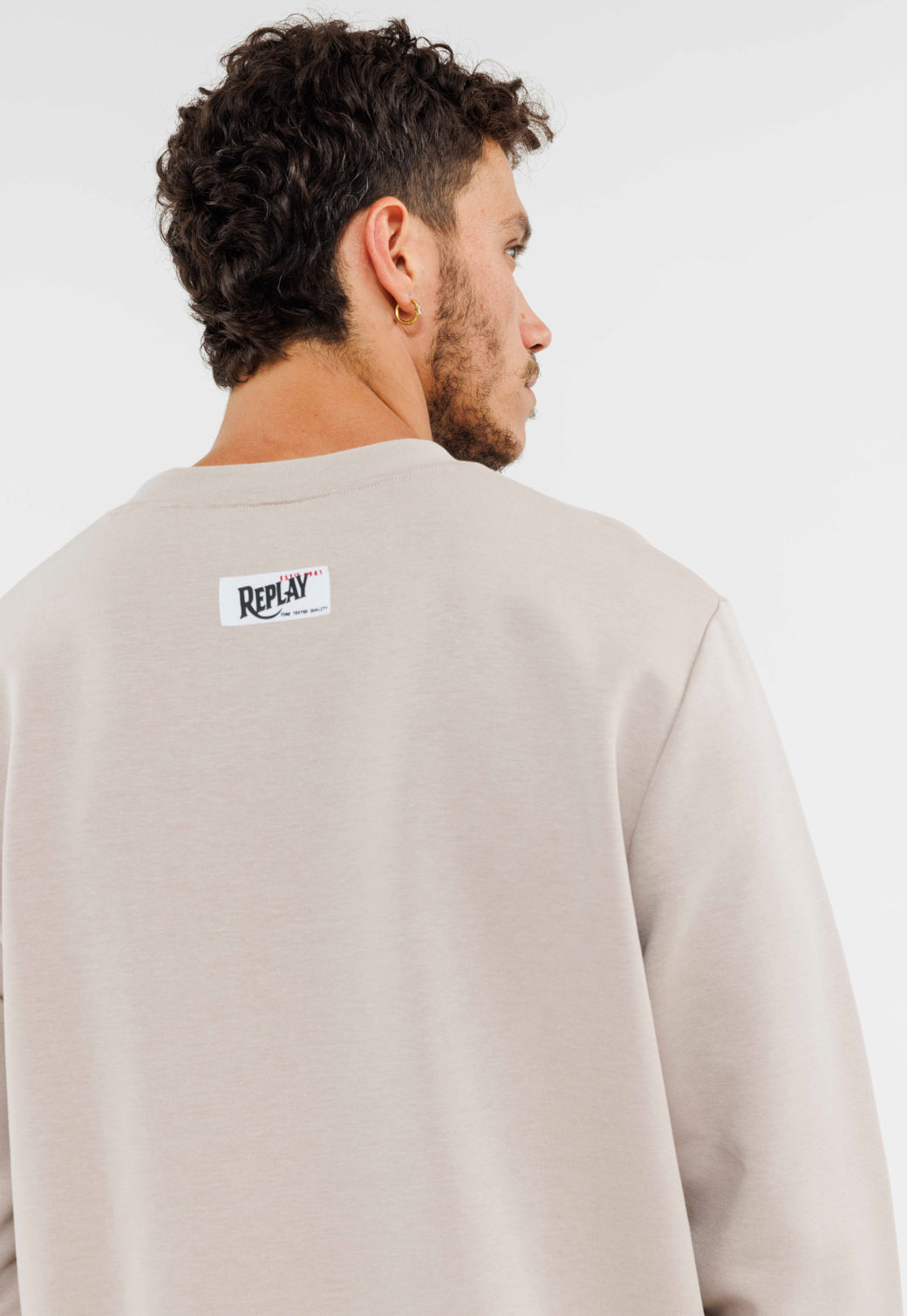 סווטשירט לגברים עם צווארון עגול בצבע אפור