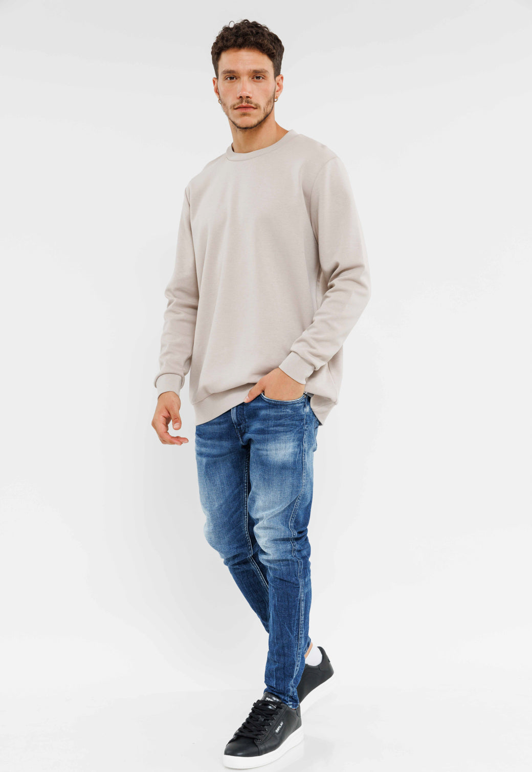 סווטשירט לגברים עם צווארון עגול בצבע אפור