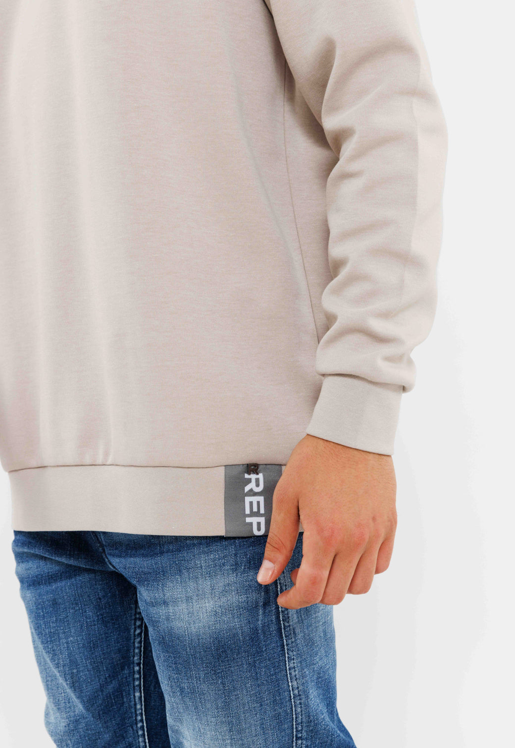 סווטשירט לגברים עם צווארון עגול בצבע אפור