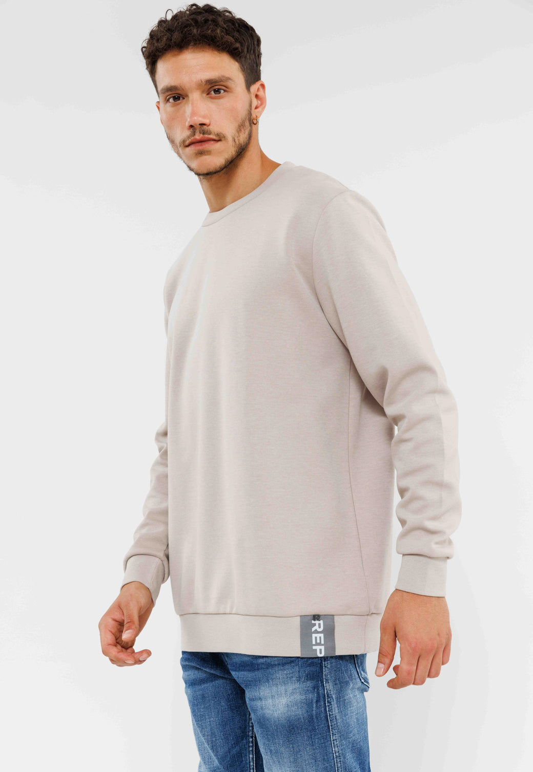 סווטשירט לגברים עם צווארון עגול בצבע אפור