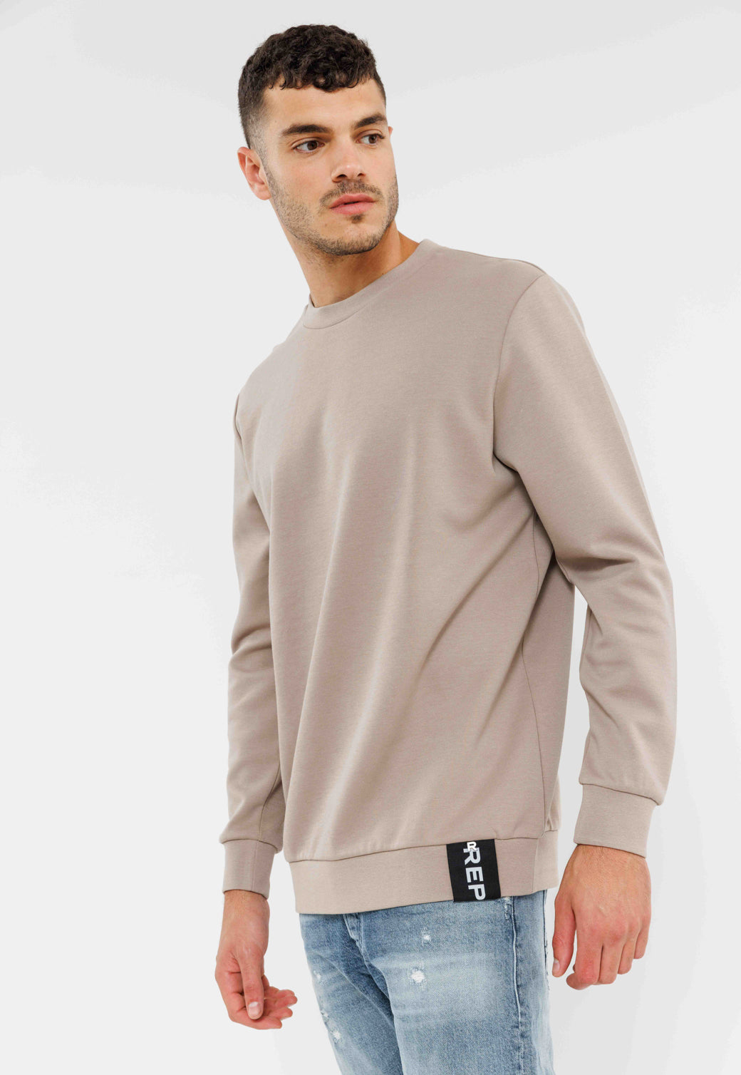 סווטשירט לגברים עם צווארון עגול בצבע חום