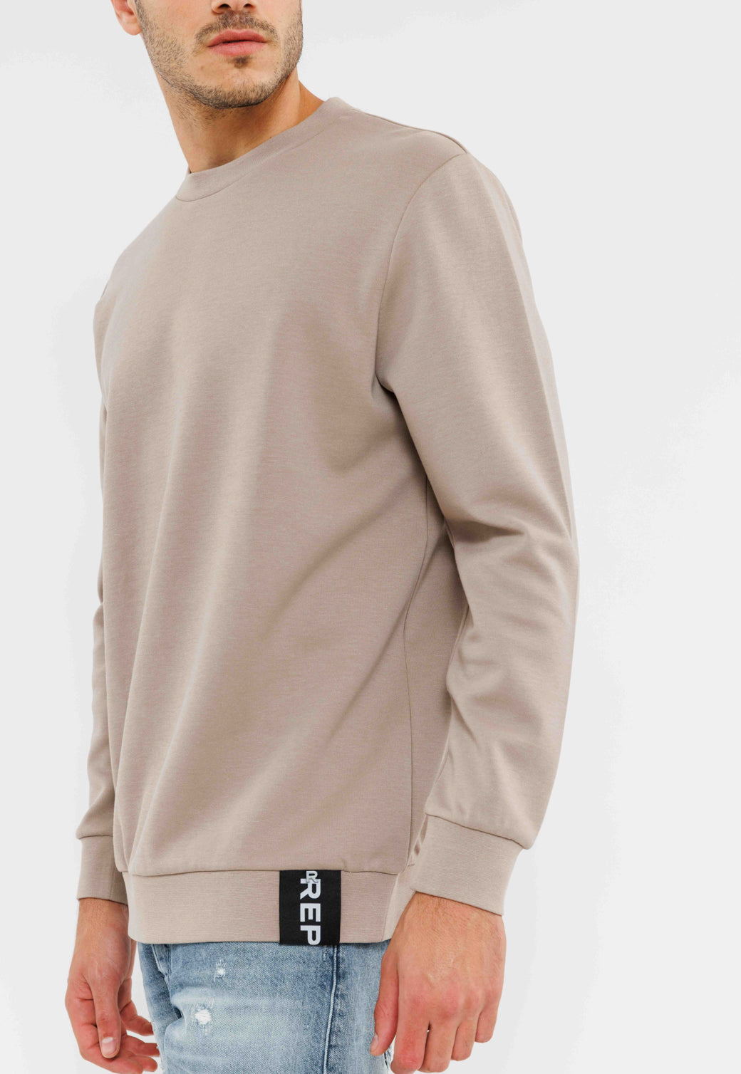 סווטשירט לגברים עם צווארון עגול בצבע חום