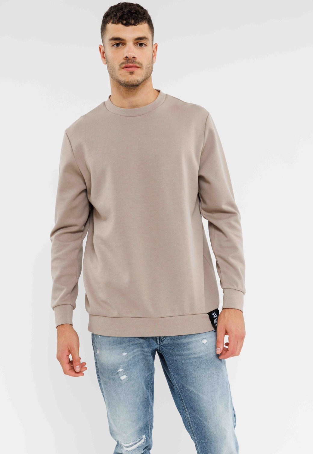 סווטשירט לגברים עם צווארון עגול בצבע חום