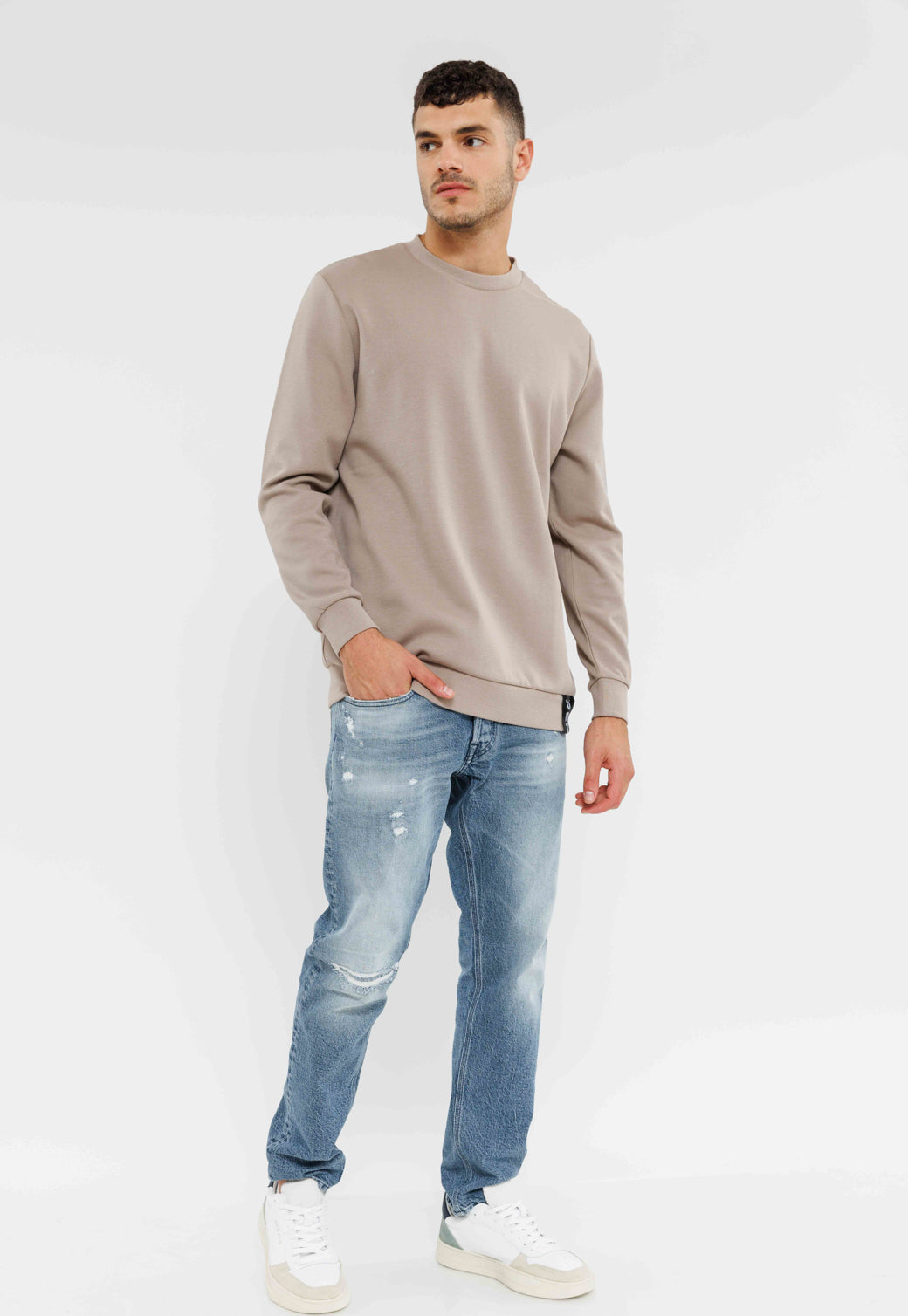 סווטשירט לגברים עם צווארון עגול בצבע חום