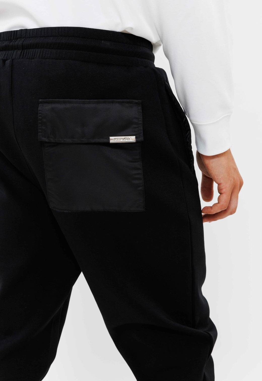 מכנסיים ארוכים לוגו בצד בצבע שחור