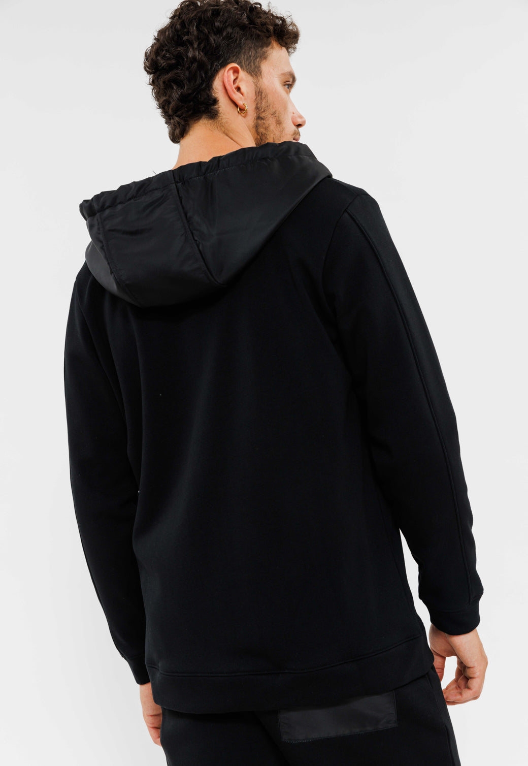 ג'קט עם רוכסן לגברים בצבע שחור