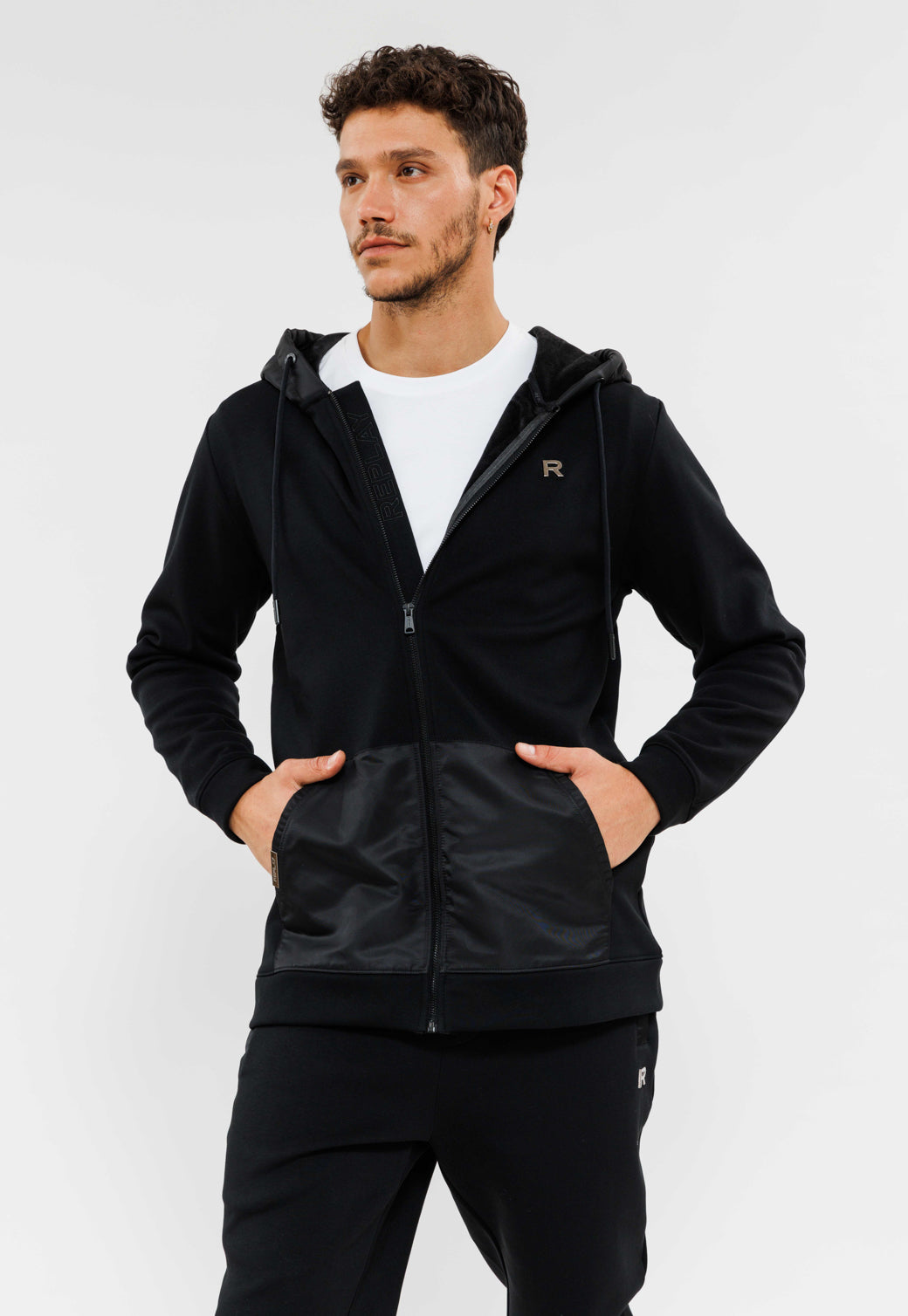 ג'קט עם רוכסן לגברים בצבע שחור
