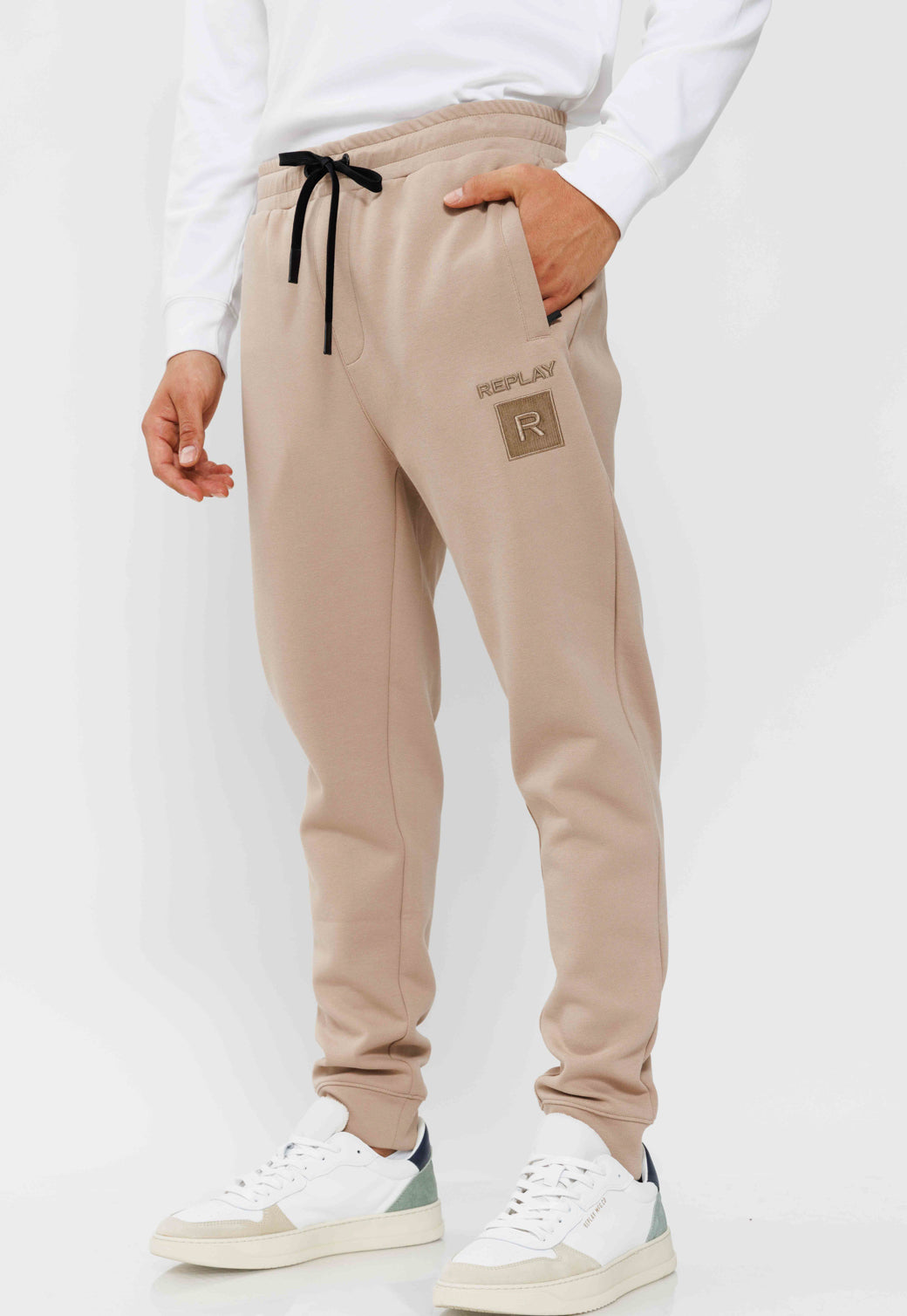 מכנסיים ארוכים לוגו בצד בצבע חום