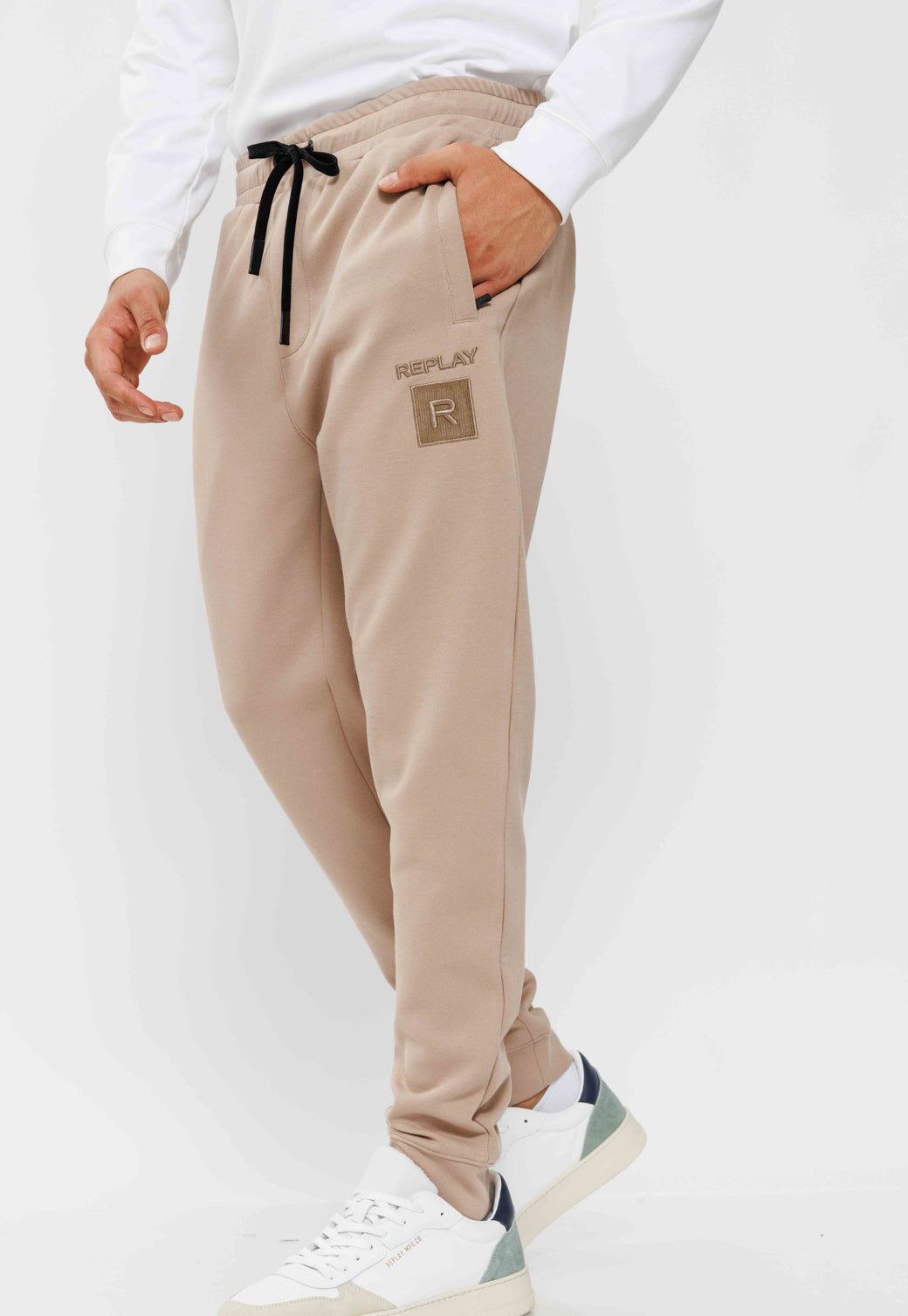 מכנסיים ארוכים לוגו בצד בצבע חום