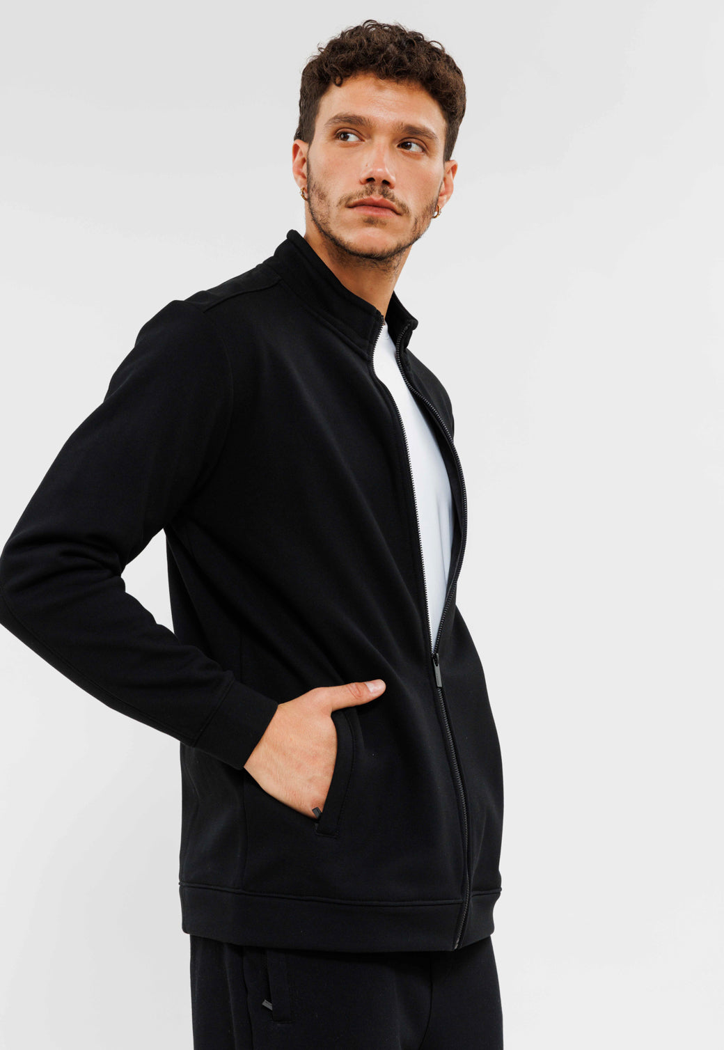 ג'קט עם רוכסן לגברים בצבע שחור