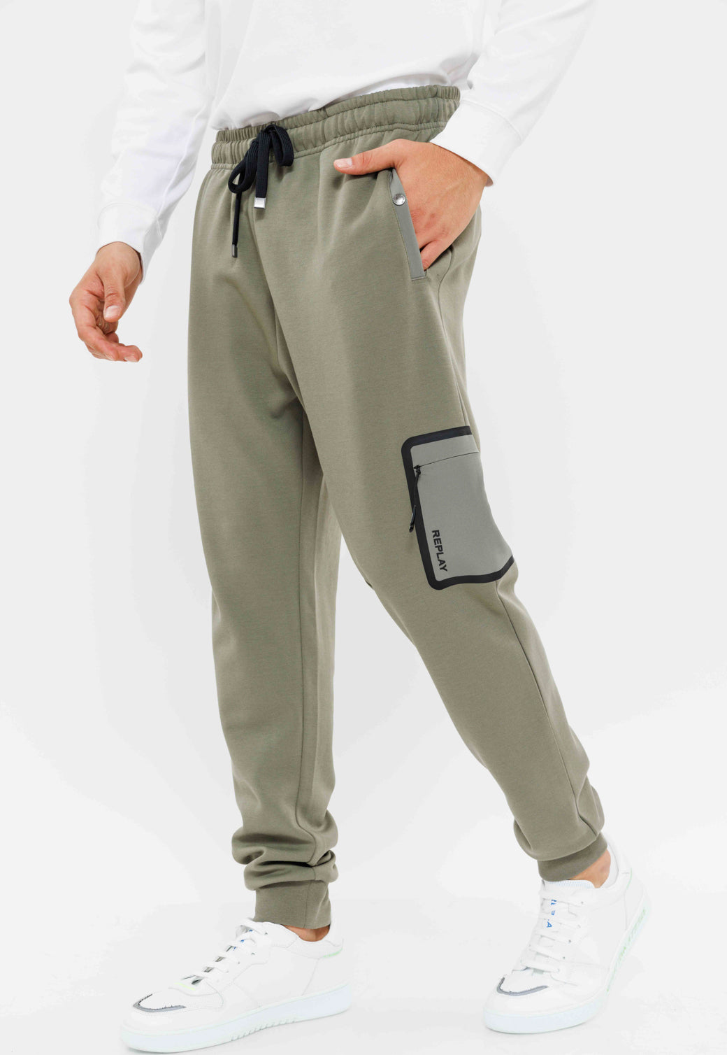 מכנסי ספורט גברים בצבע ירוק צבאי עם כיס צד