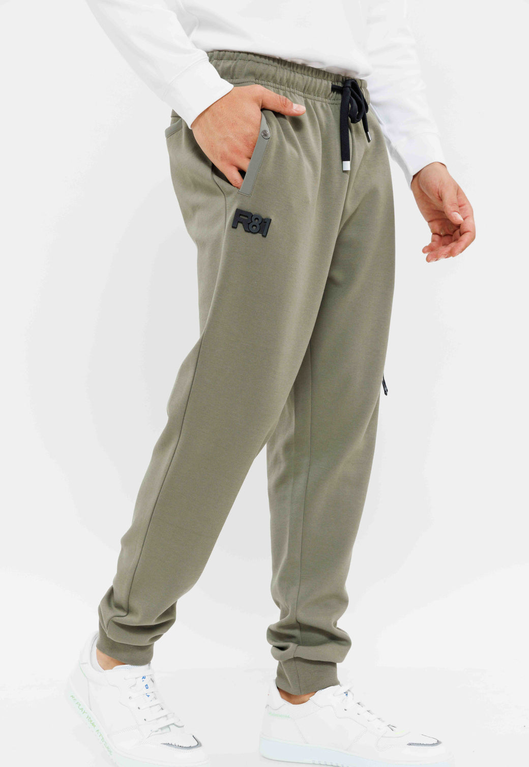 מכנסי ספורט גברים בצבע ירוק צבאי עם כיס צד