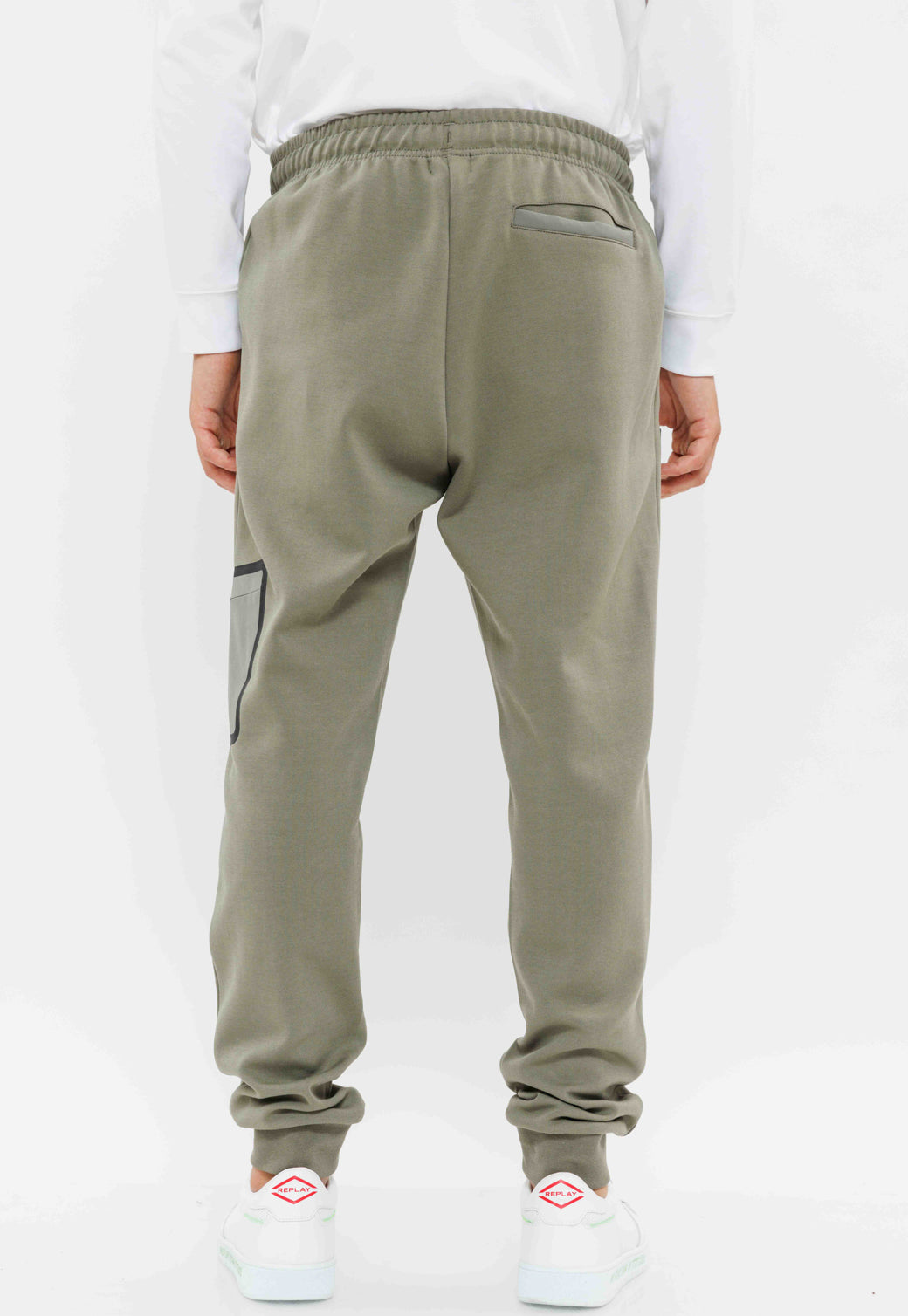 מכנסי ספורט גברים בצבע ירוק צבאי עם כיס צד