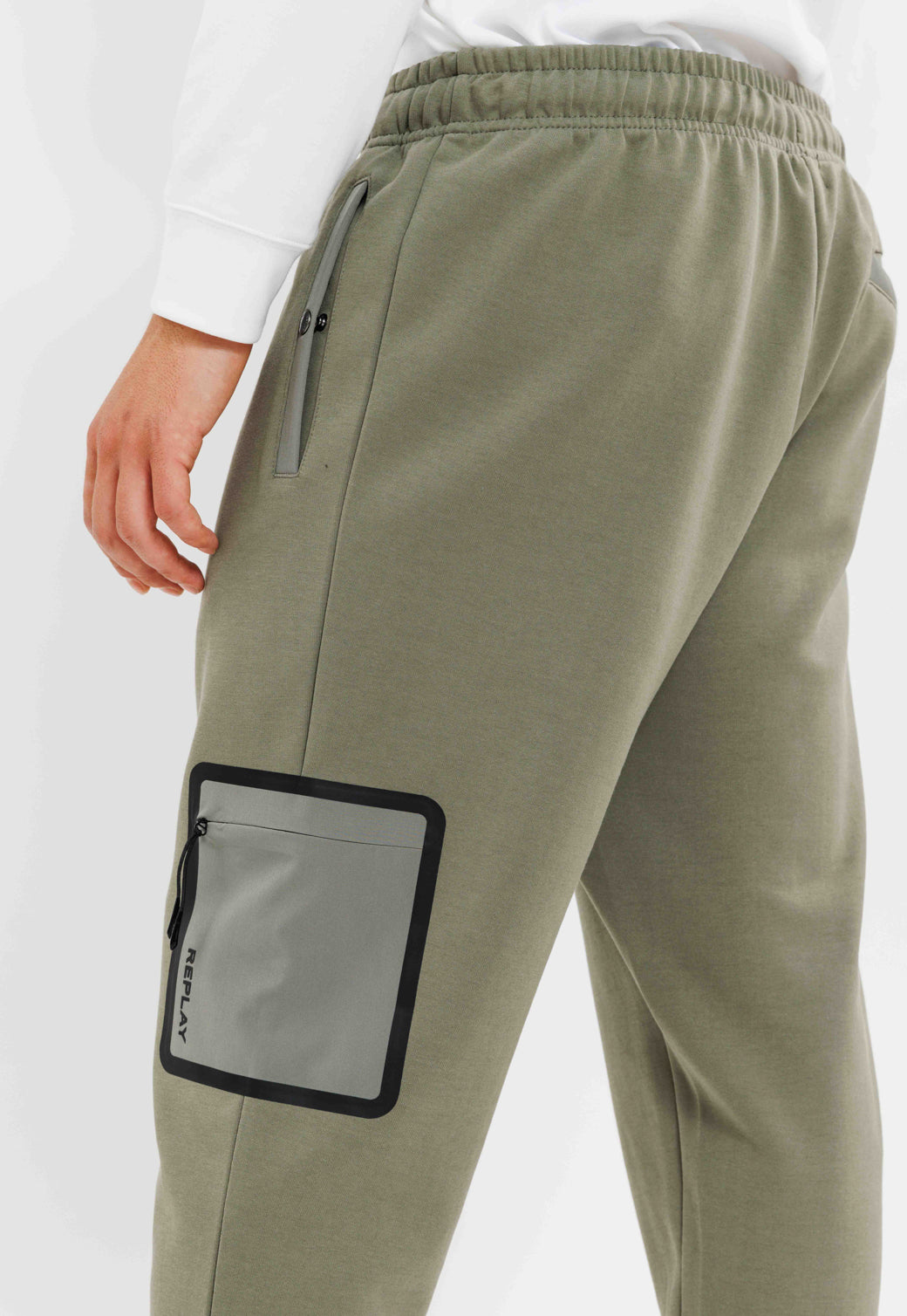 מכנסי ספורט גברים בצבע ירוק צבאי עם כיס צד