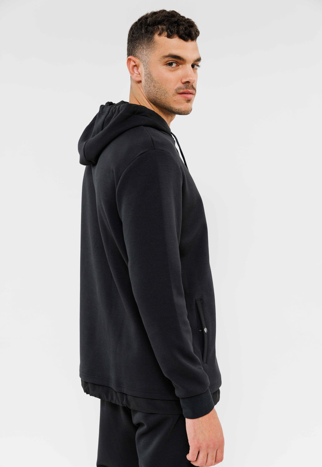 סווטשירט קפוצ'ון עם כיס רוכסן לגברים בצבע שחור