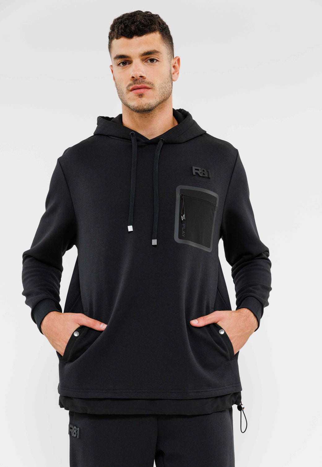 סווטשירט קפוצ'ון עם כיס רוכסן לגברים בצבע שחור