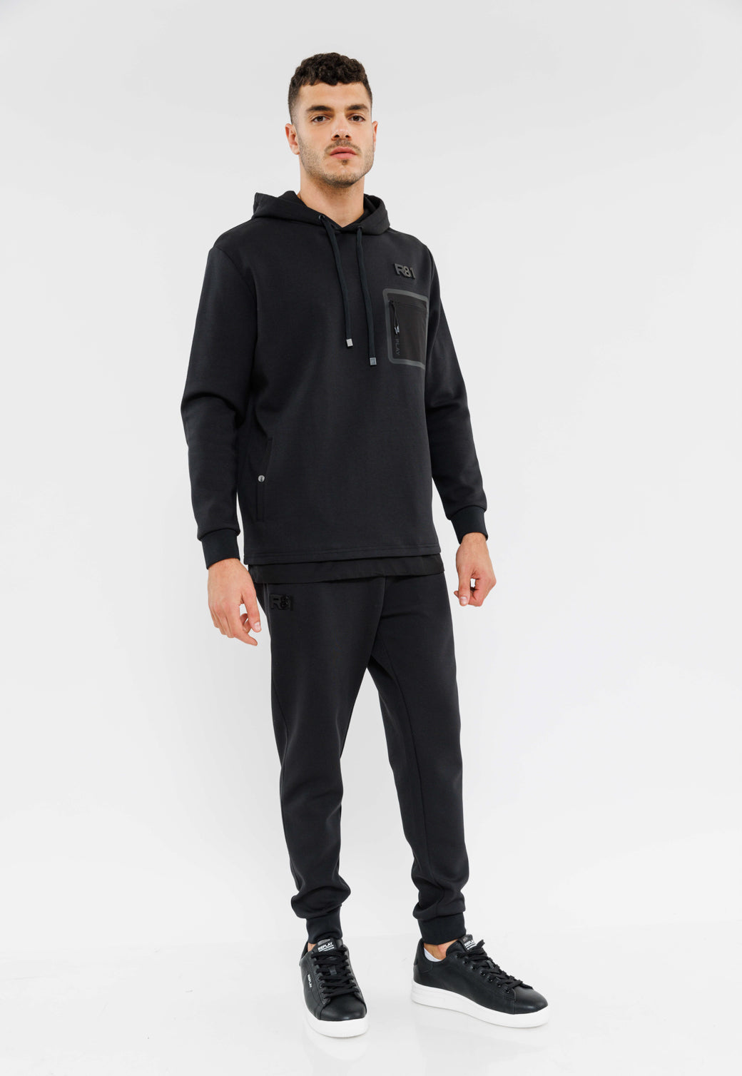 סווטשירט קפוצ'ון עם כיס רוכסן לגברים בצבע שחור