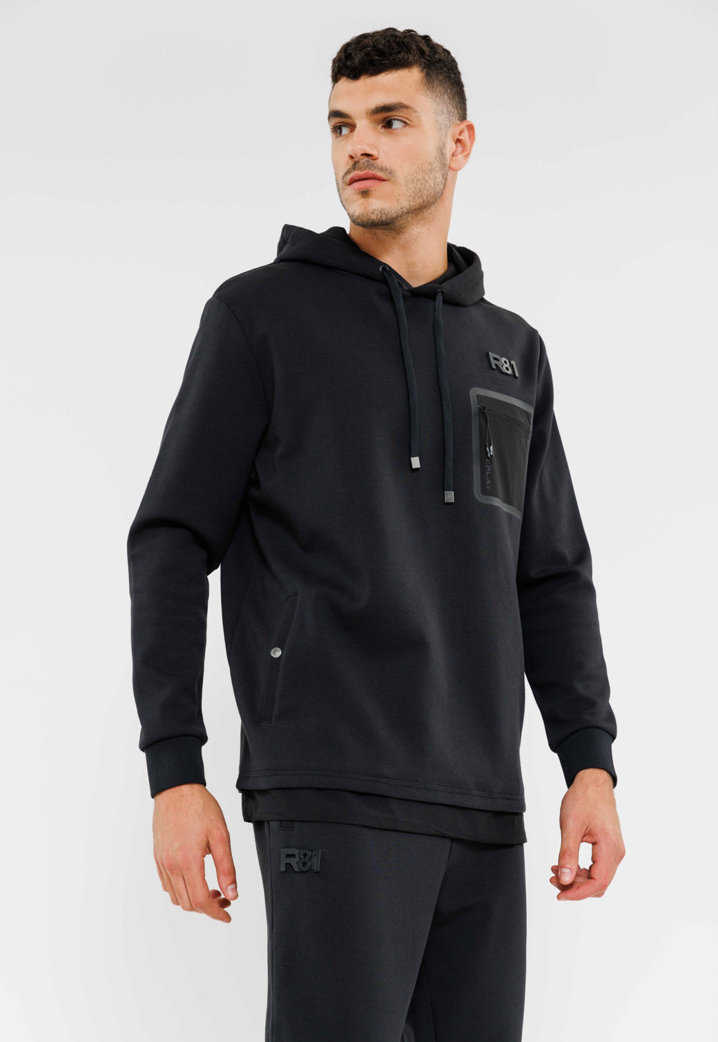 סווטשירט קפוצ'ון עם כיס רוכסן לגברים בצבע שחור