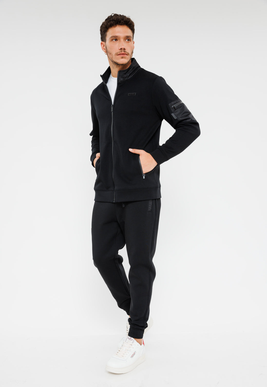 קפוצ'ון עם רוכסן וכיס בצבע שחור