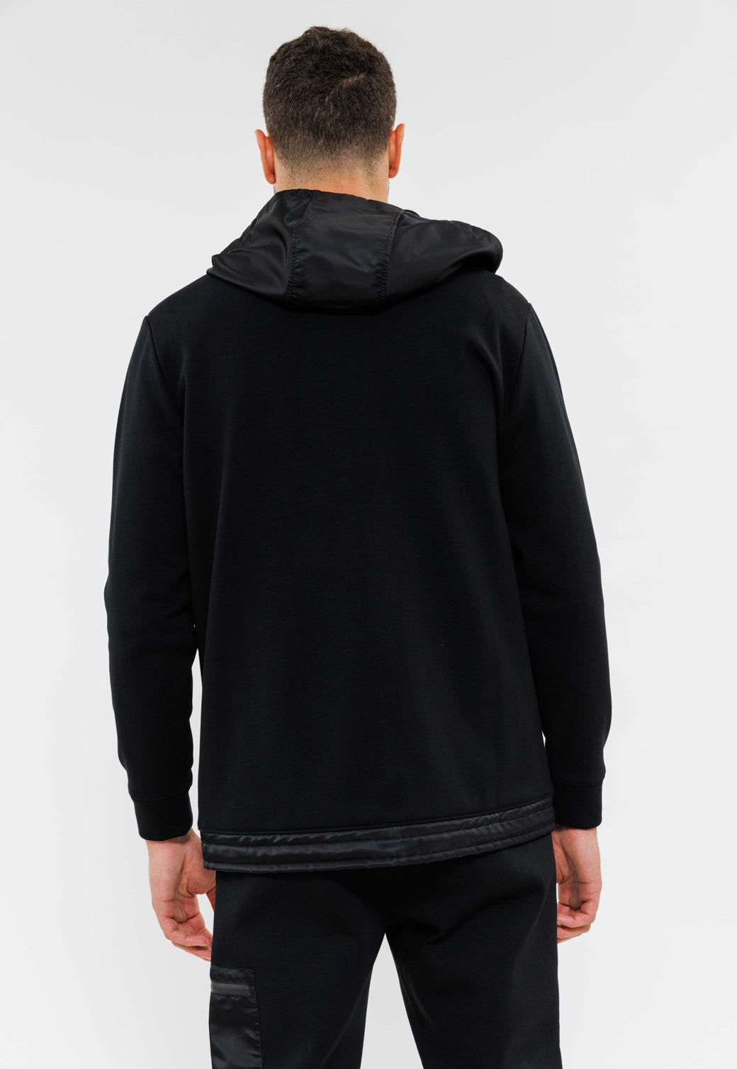 קפוצ'ון עם רוכסן וכיס בצבע שחור