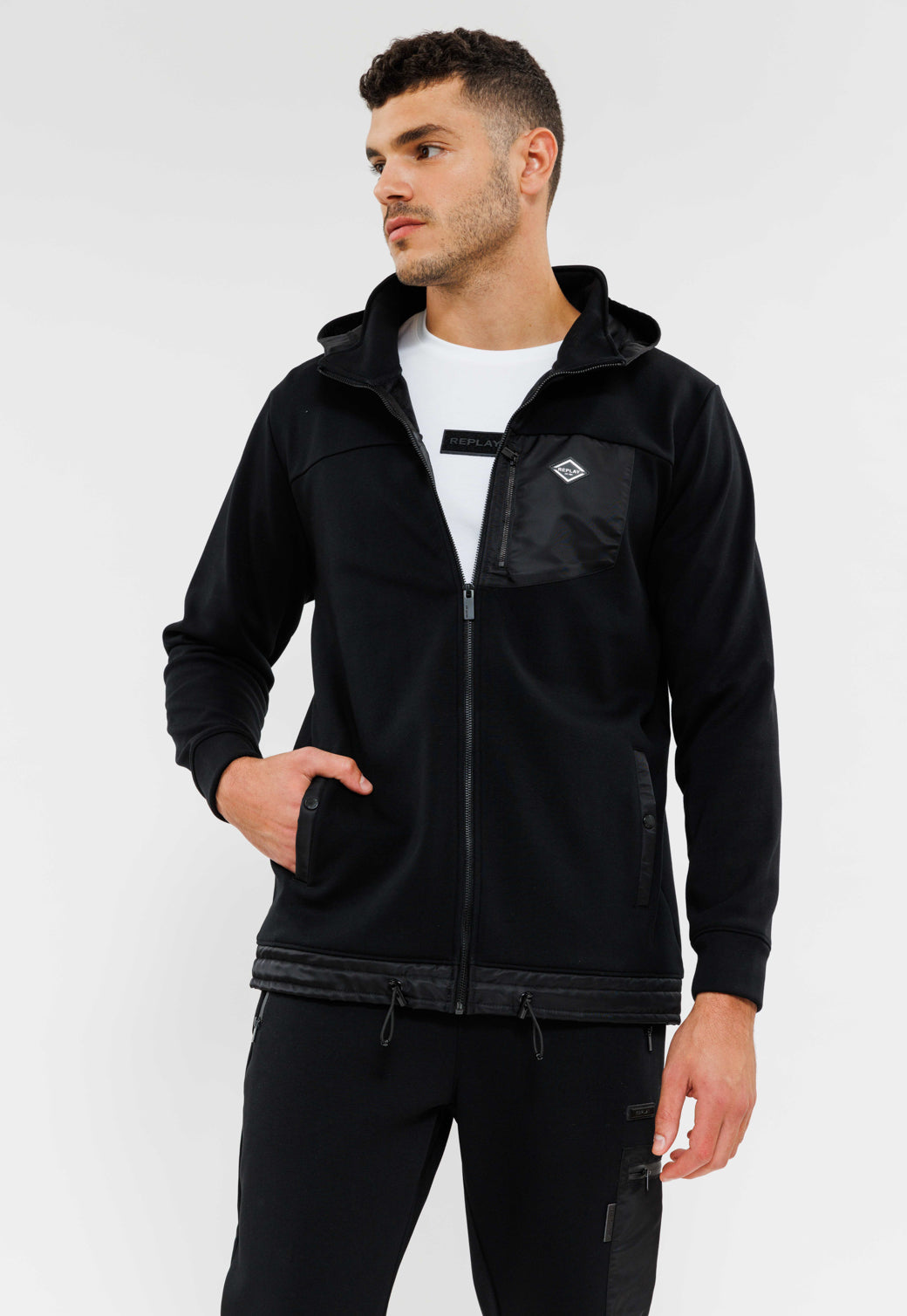 קפוצ'ון עם רוכסן וכיס בצבע שחור