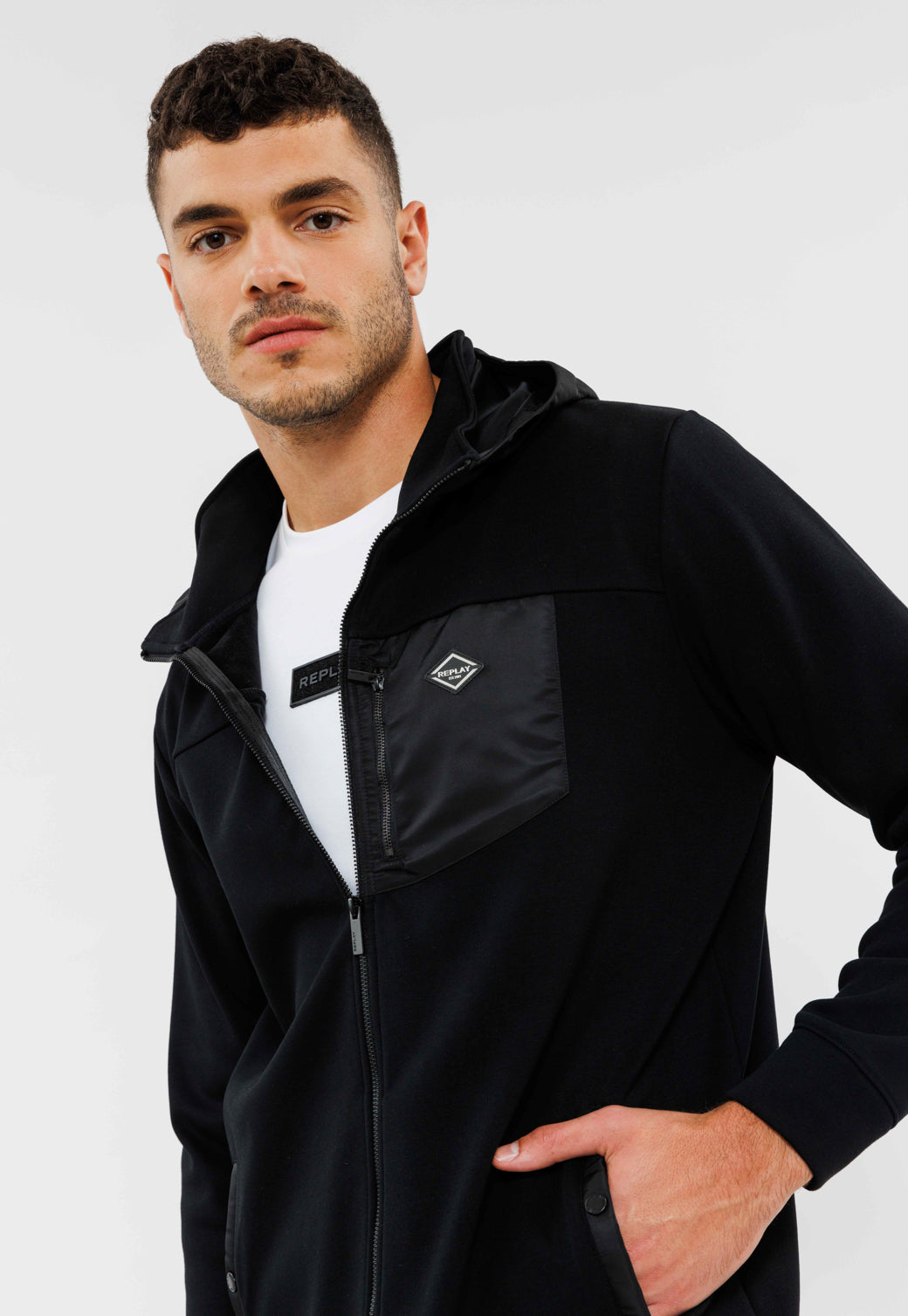 קפוצ'ון עם רוכסן וכיס בצבע שחור