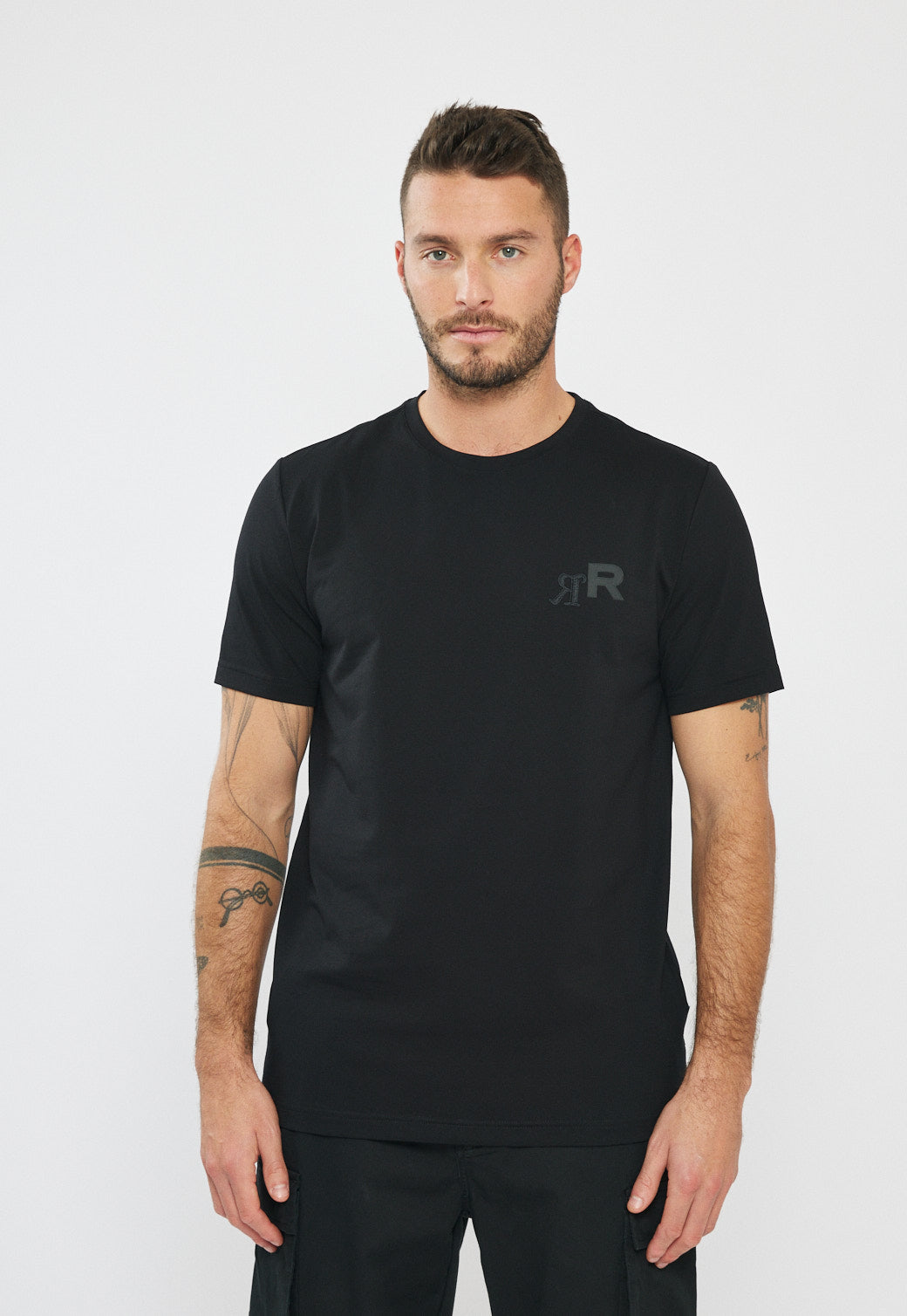 טי-שירט לגברים בצבע שחור עם לוגו
