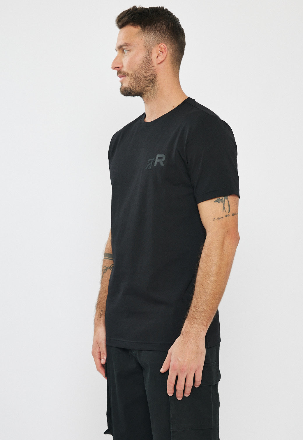 טי-שירט לגברים בצבע שחור עם לוגו