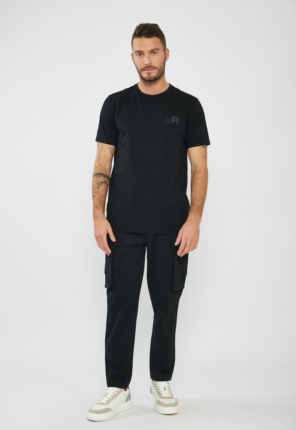 טי-שירט לגברים בצבע שחור עם לוגו