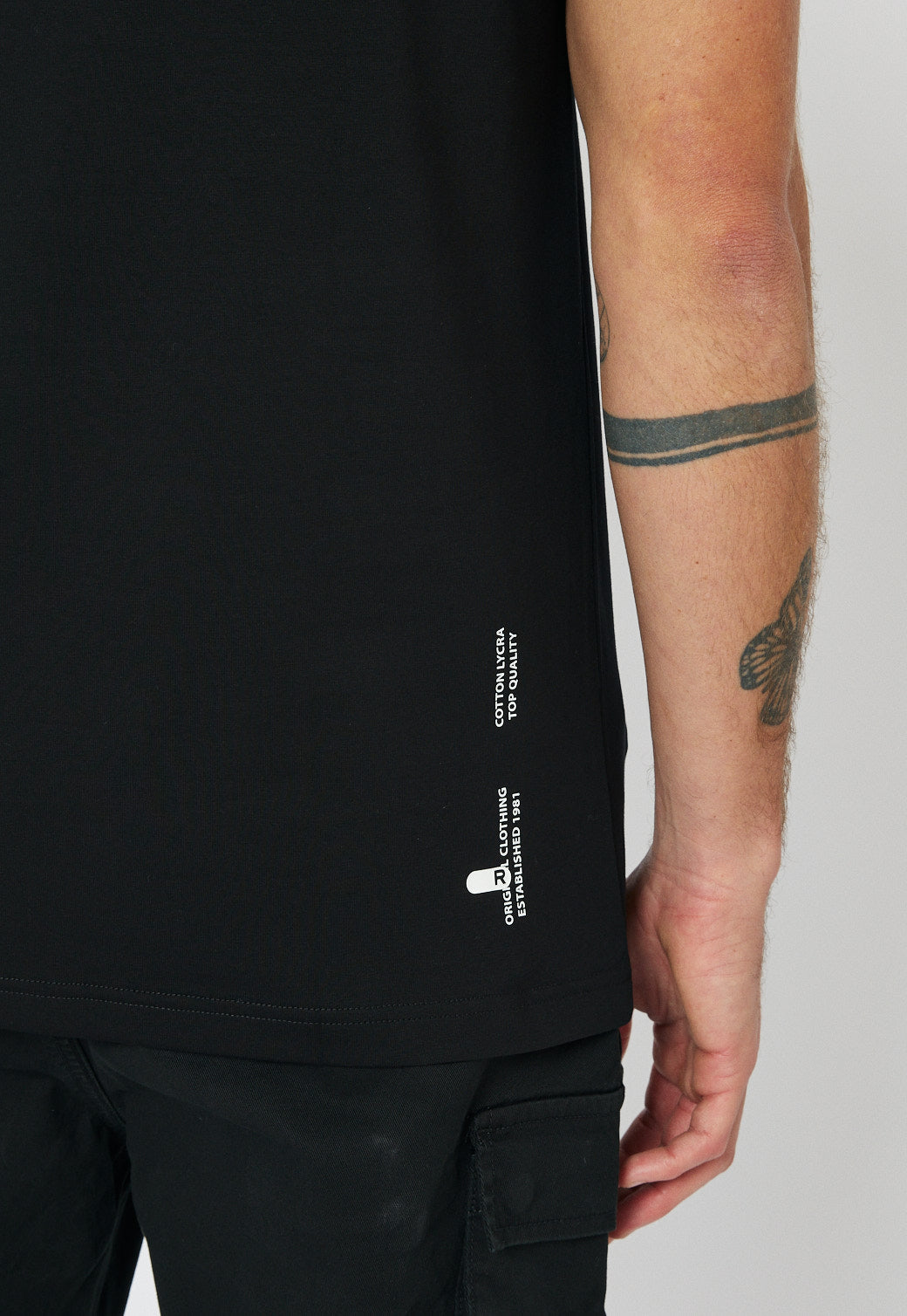 טי-שירט לגברים בצבע שחור עם לוגו