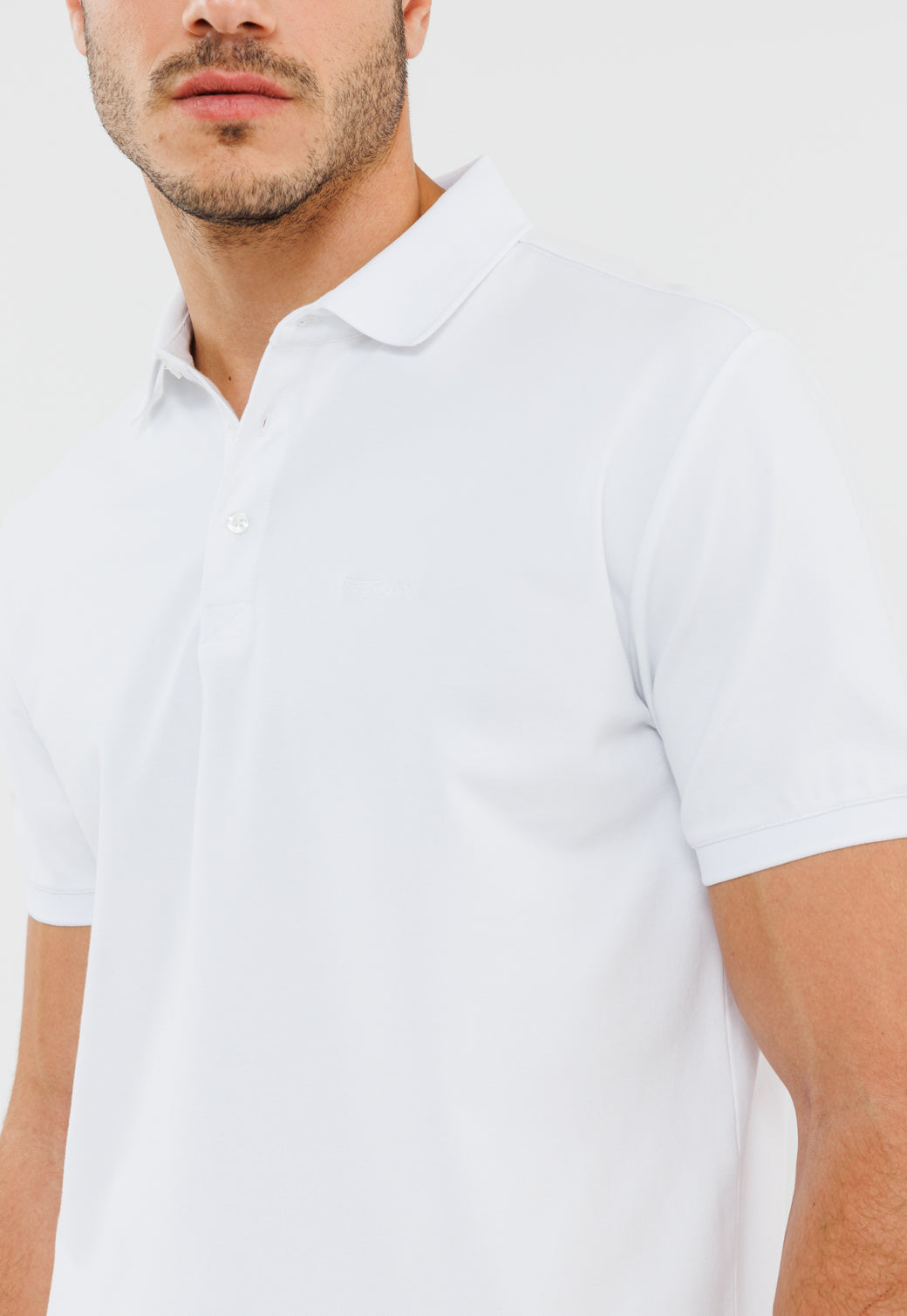 חולצת פולו קצרה לגברים בצבע לבן